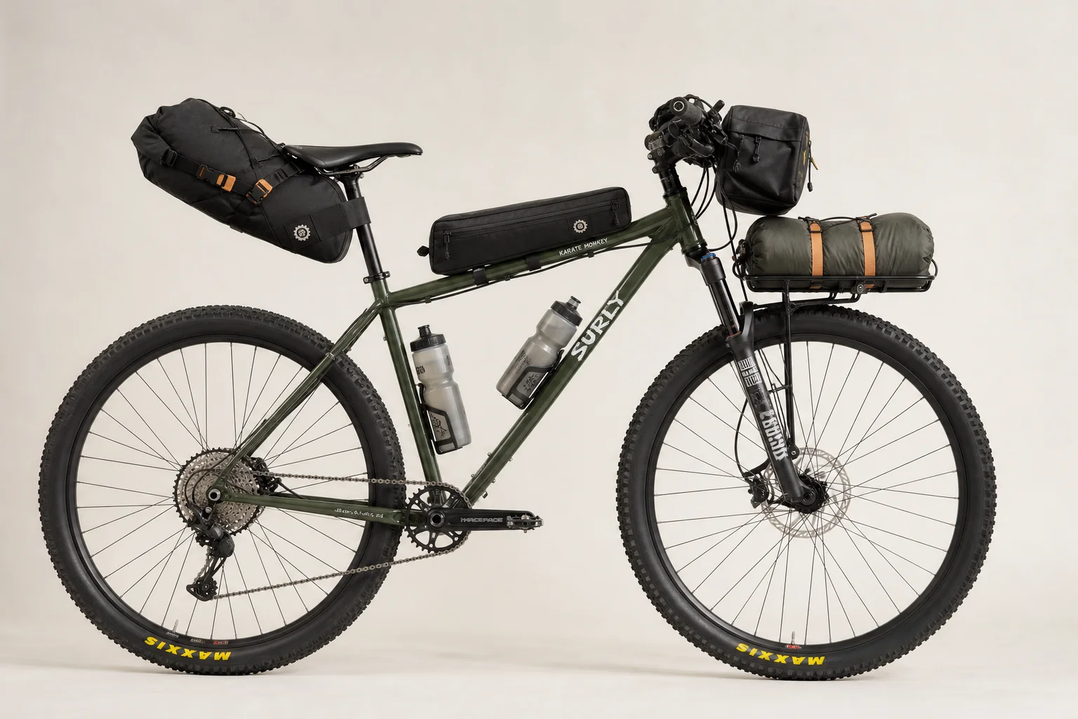 裝載齊全的硬尾登山車，配備單車露營包與水壺
