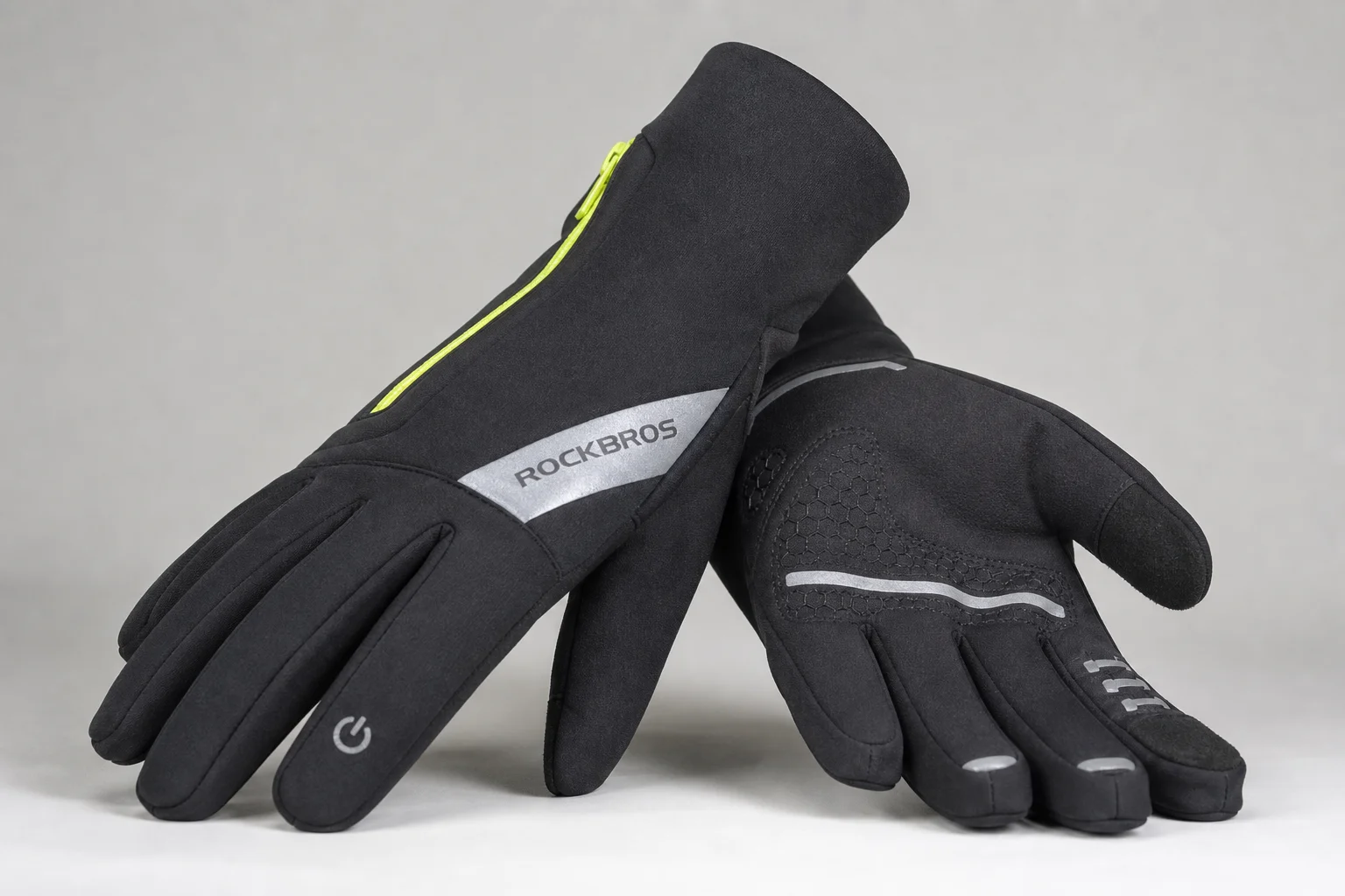 Sechs Winter-Radhandschuhe auf Beton, die das Spektrum von leicht bis stark isoliert zeigen
