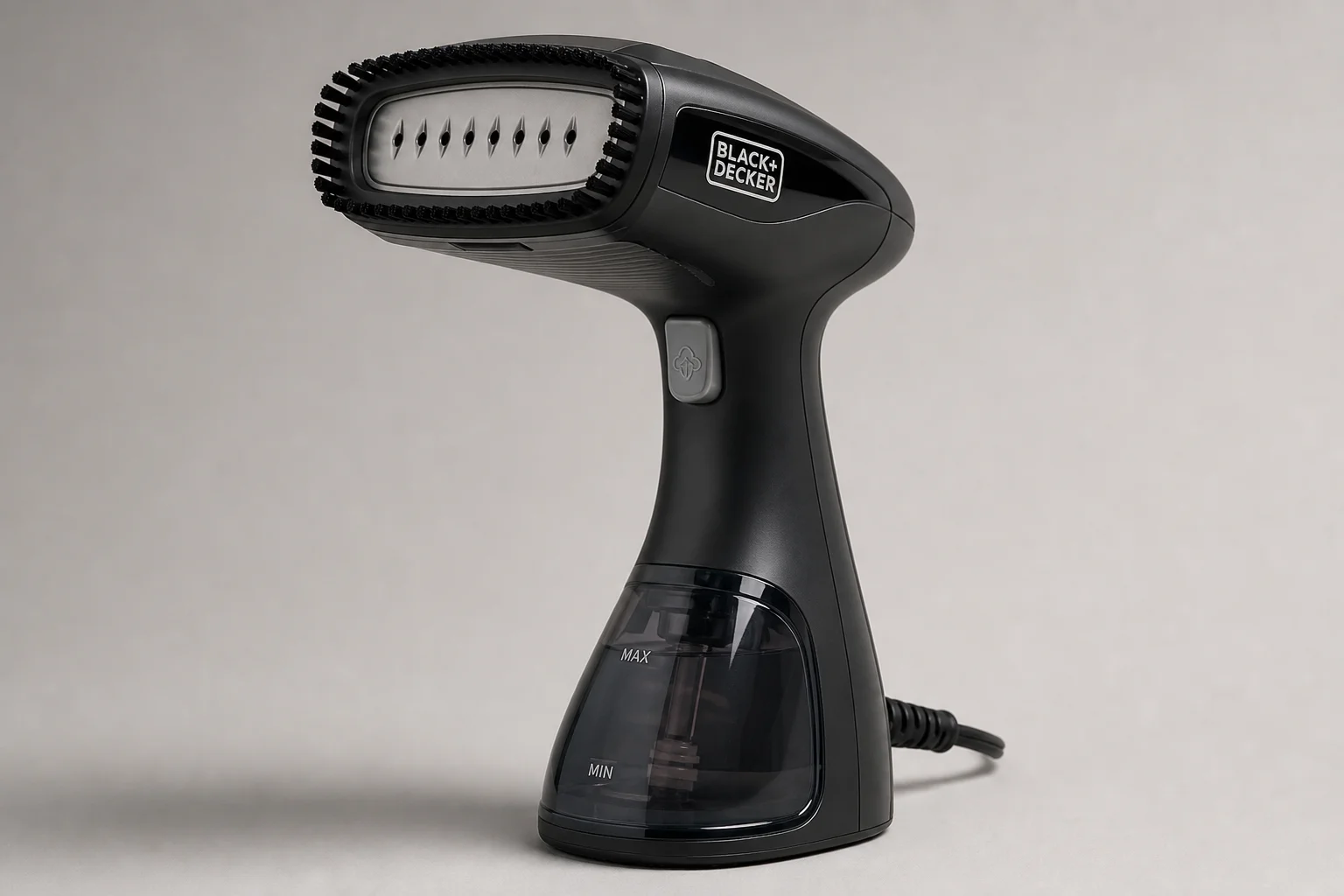 나란히 놓인 Black and Decker 핸디형 스티머와 Philips GC523 스탠드형 스티머