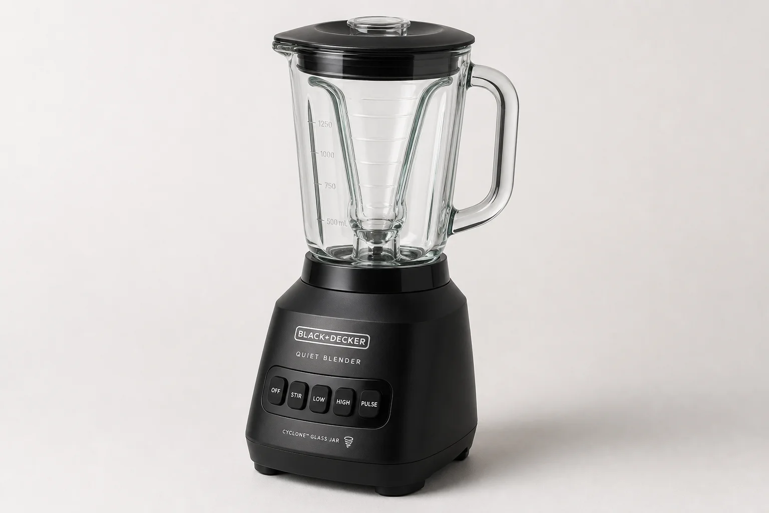 NutriBullet Full Size Blender und BLACK+DECKER Quiet Blender nebeneinander auf Beton