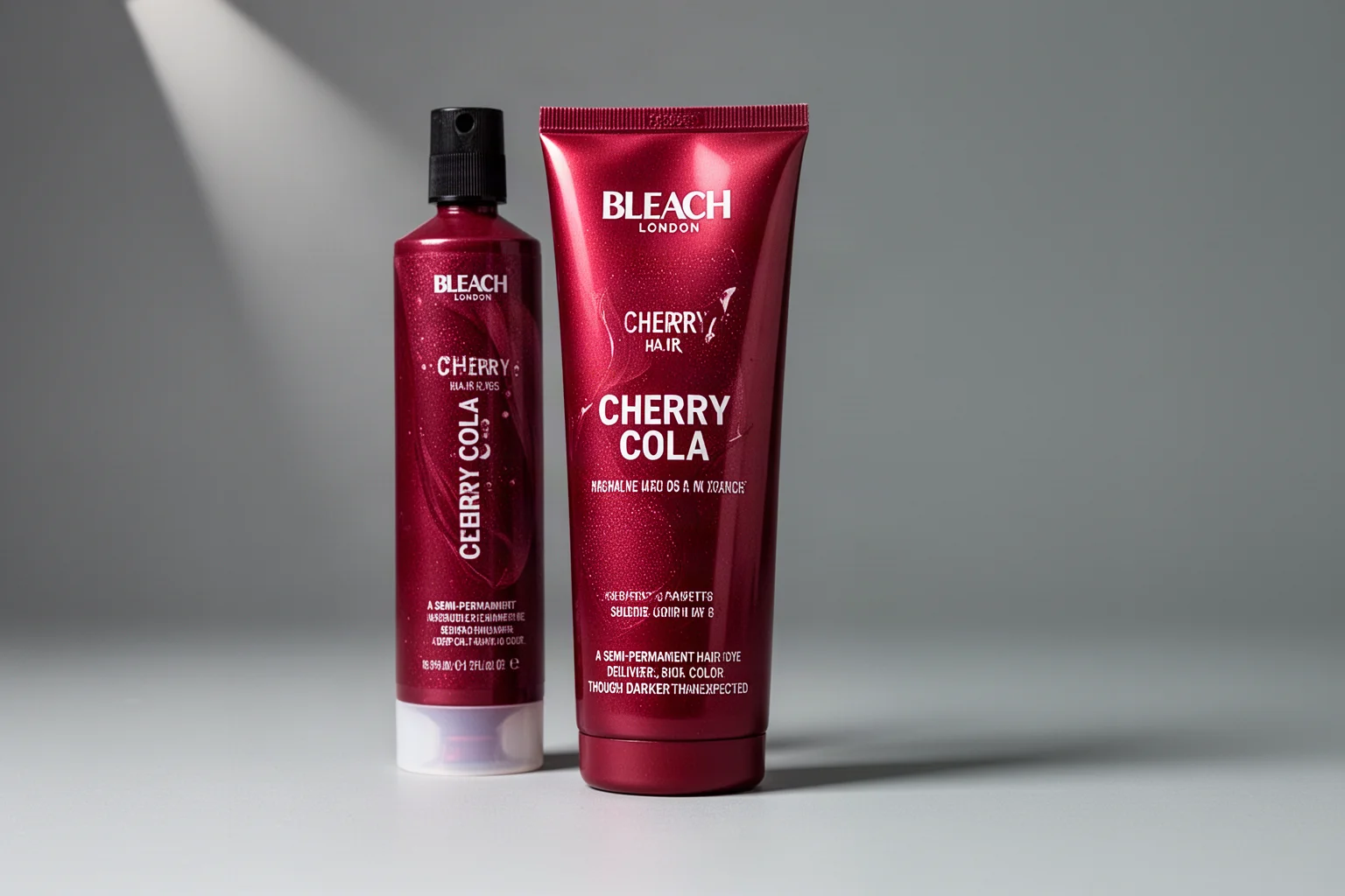 Flachliegende Beauty-Produkte, darunter Gelee-Parfüm, Regenbogen-Lidschatten, Haarfarbe und Nagelstifte