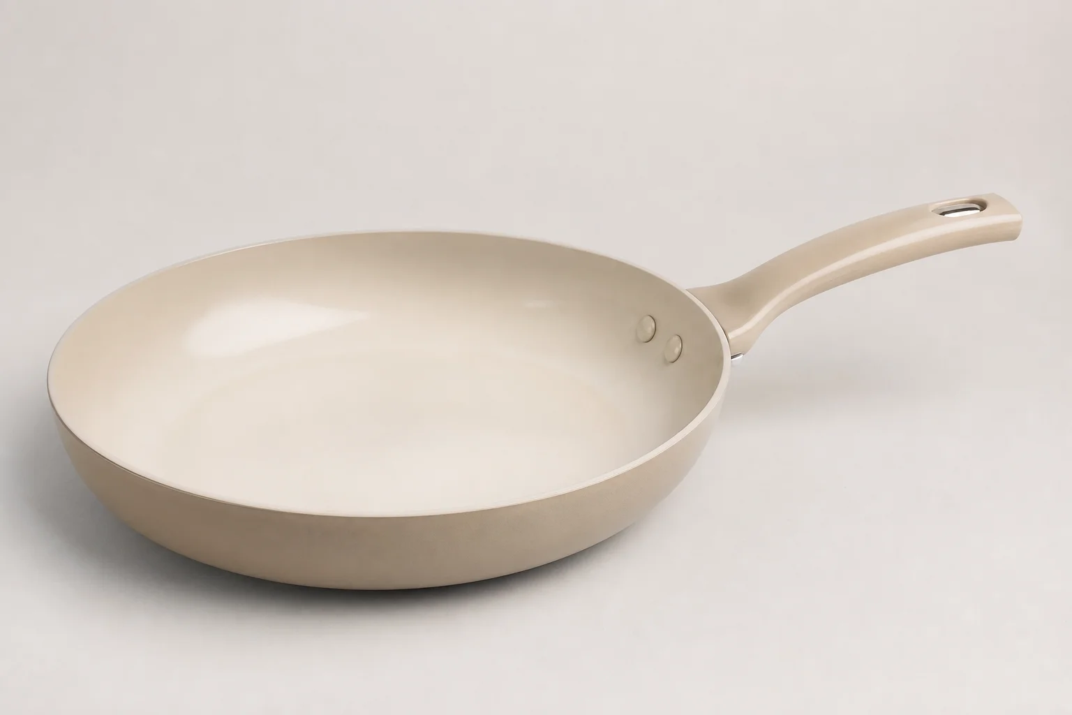 Samling av prisvärda köksredskap inklusive pannor i rostfritt stål, gjutjärn, non-stick och emalj