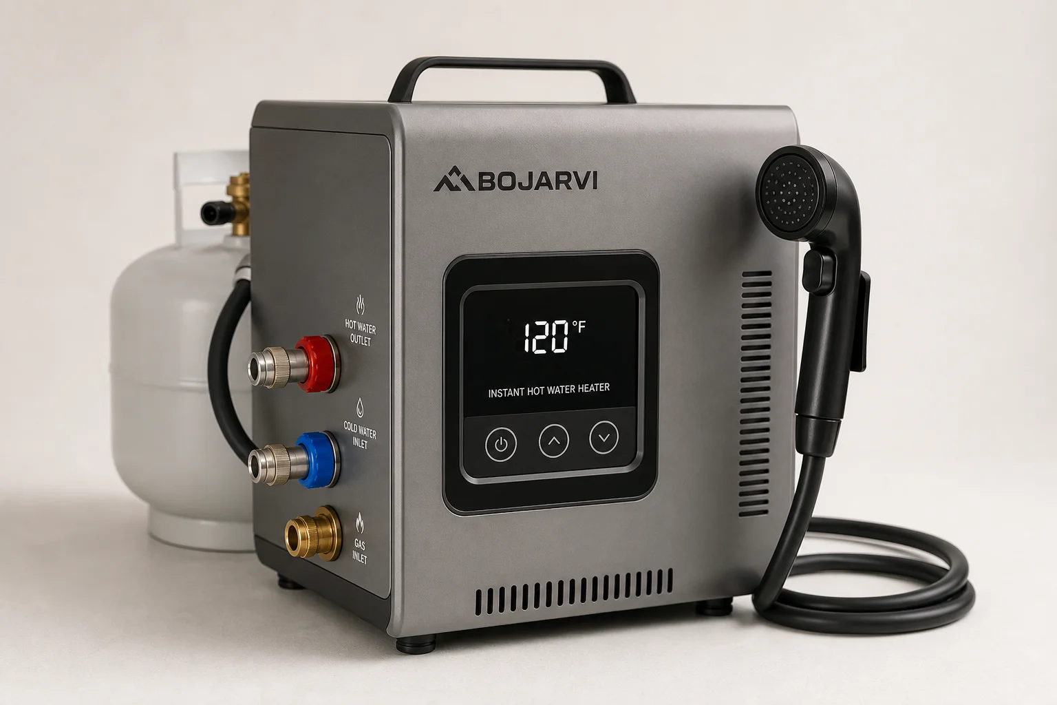 電気ケトル、マグネット式食器、キャンバスチェア、プロパンガス給湯器という4つのキャンプ用快適グッズがコンクリートの上に並べられています