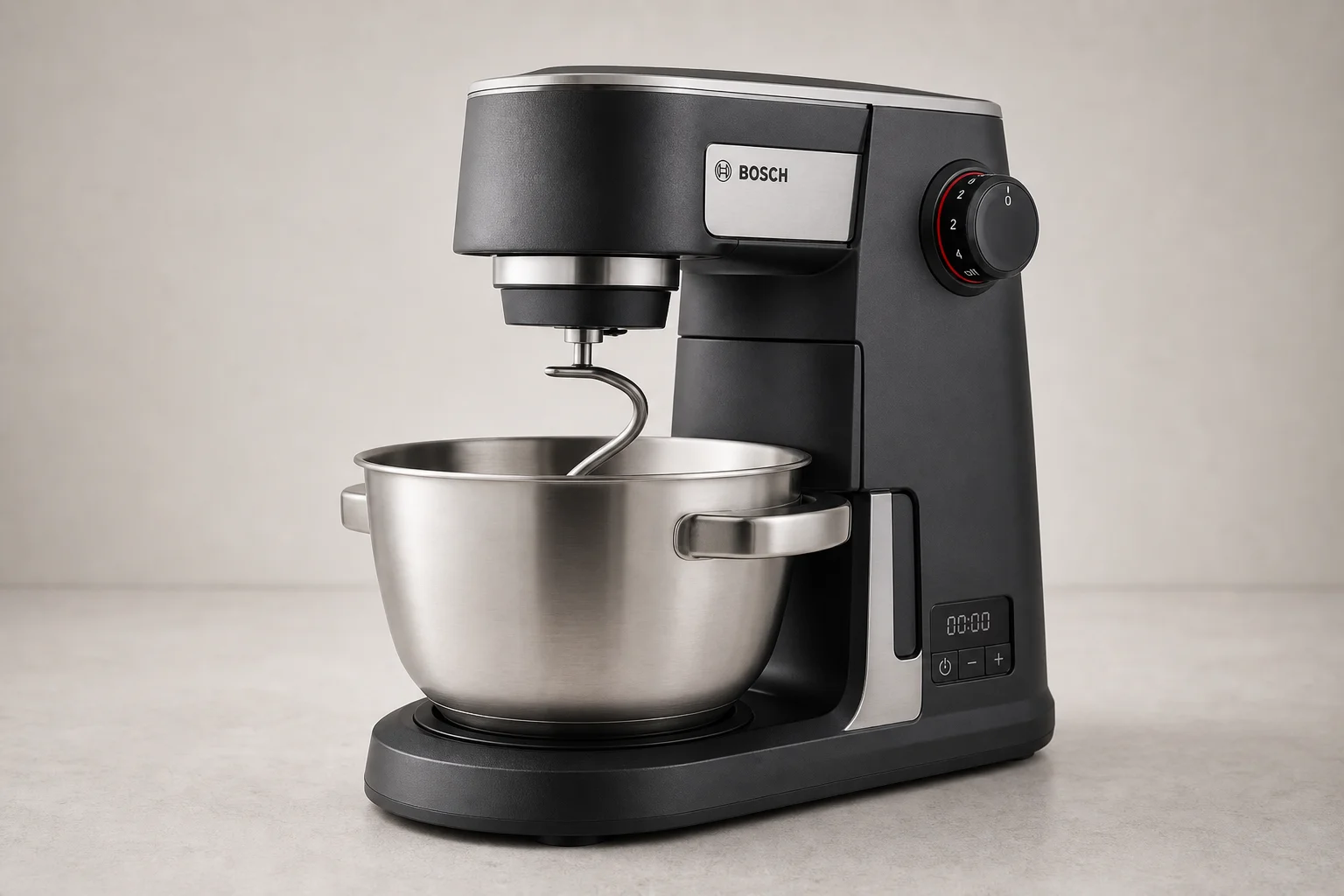 Fyra köksmaskiner uppställda på en träyta: KitchenAid, Bosch, Ankarsrum och Ooni Halo Pro
