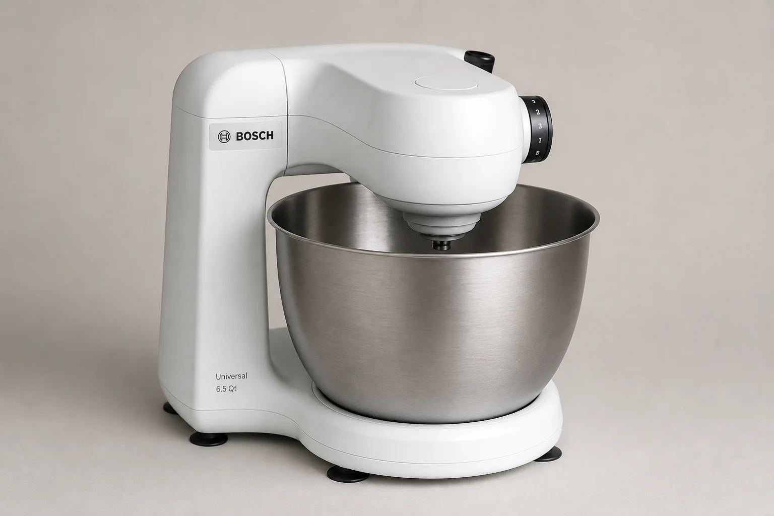 Tre köksassistenter: KitchenAid Artisan, Bosch Universal och Ankarsrum Assistent uppställda sida vid sida