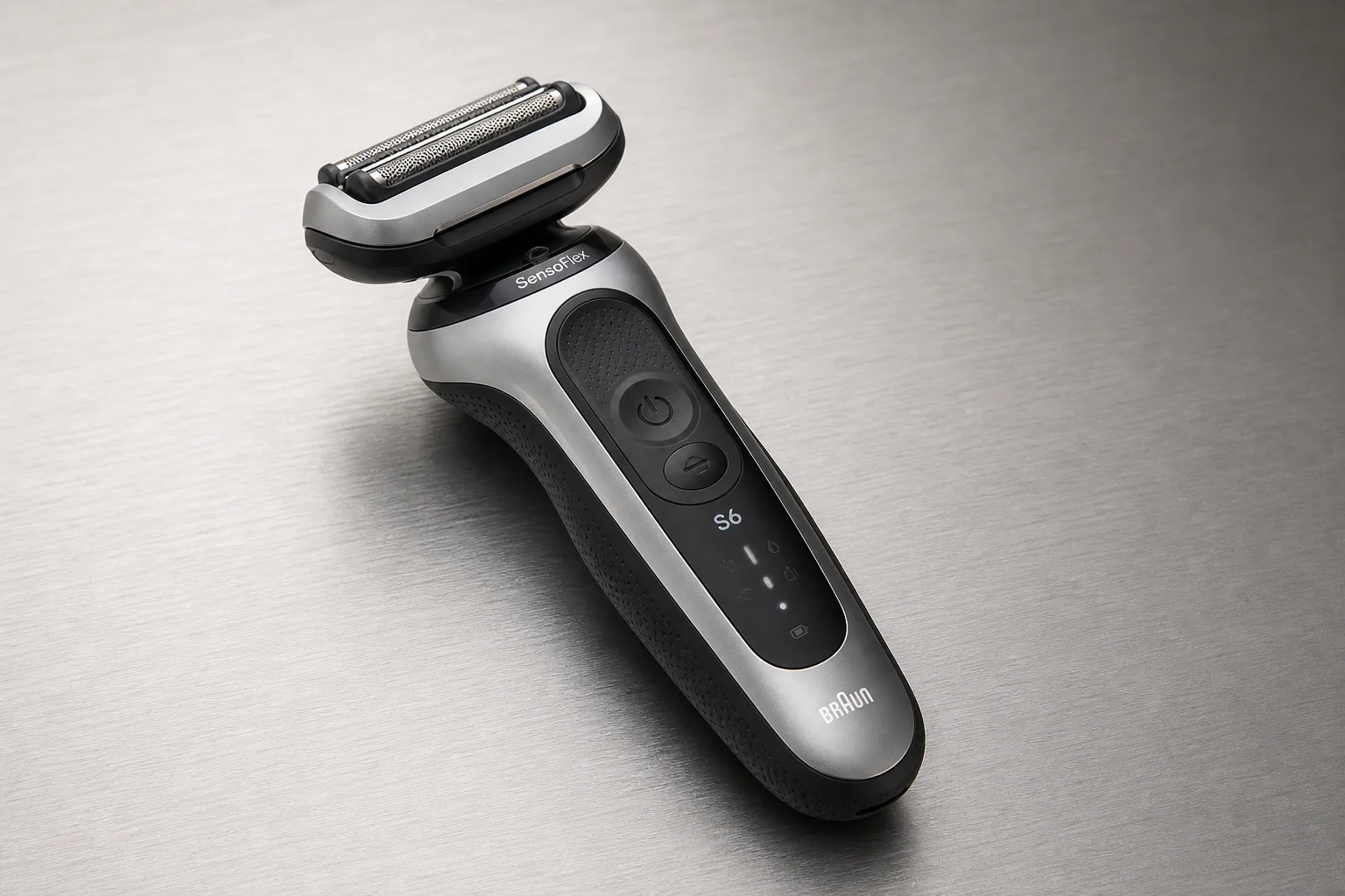 Braun Series 6 SensoFlex Elektrorasierer auf einer Oberfläche aus gebürstetem Aluminium