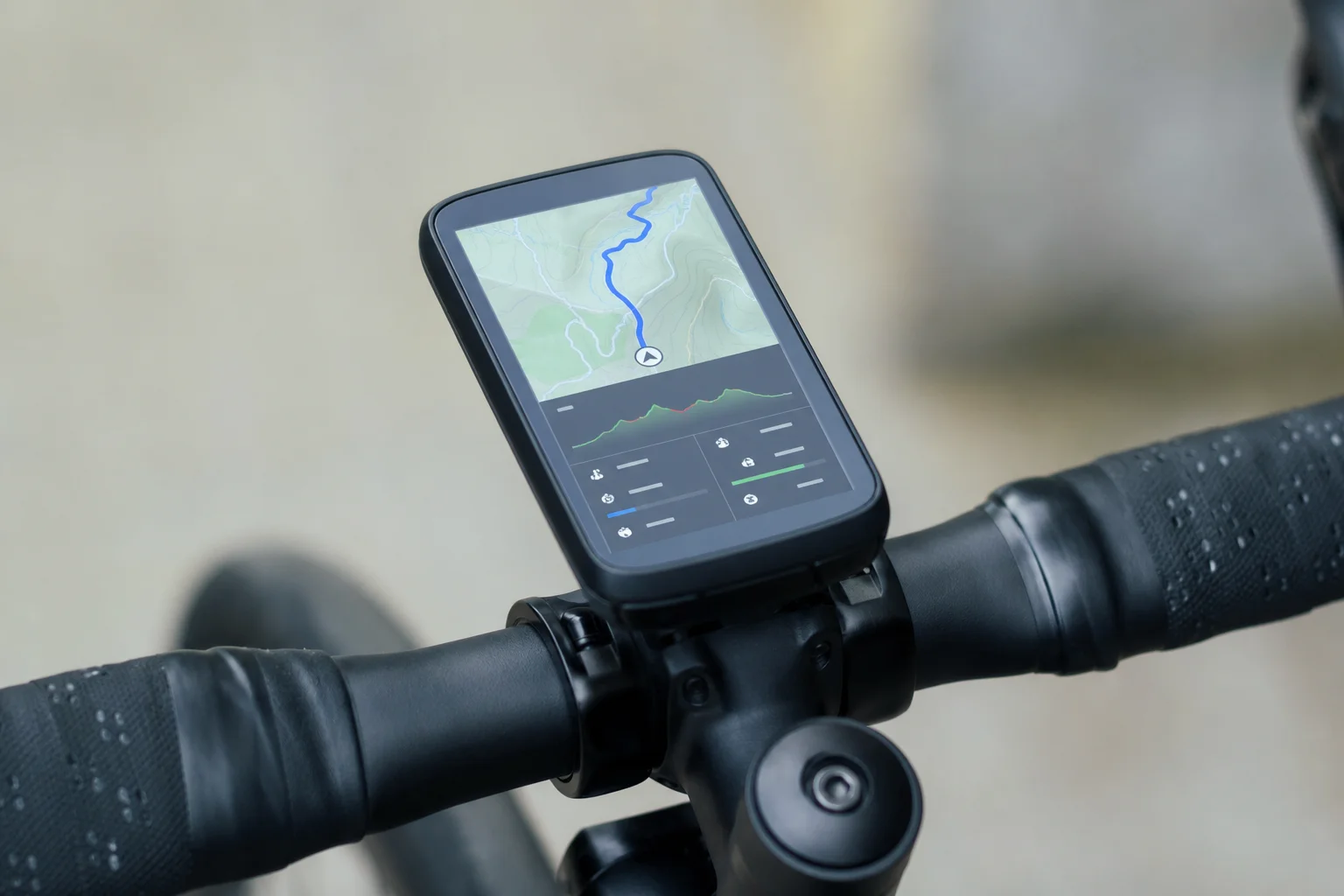 Nahaufnahme des Fahrradcomputer-Displays mit GPS-Route und Fahrdaten