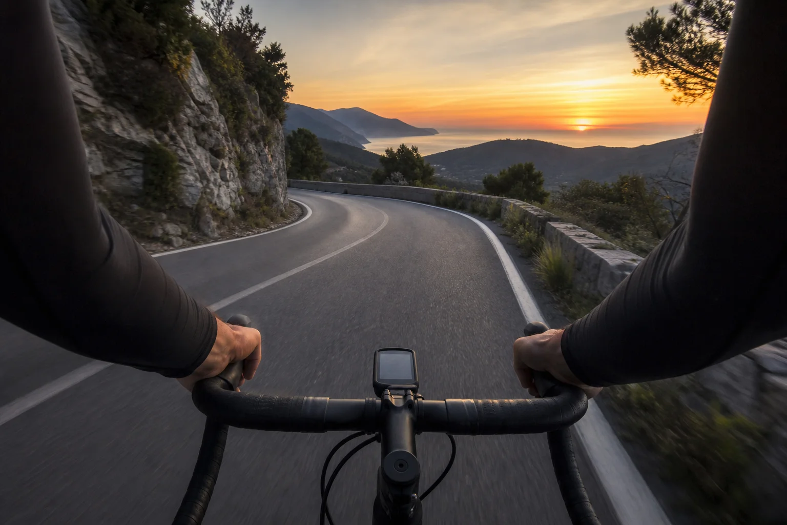 Radfahrer navigiert in der Dämmerung auf einer kurvenreichen Straße mit Fahrradcomputer am Lenker