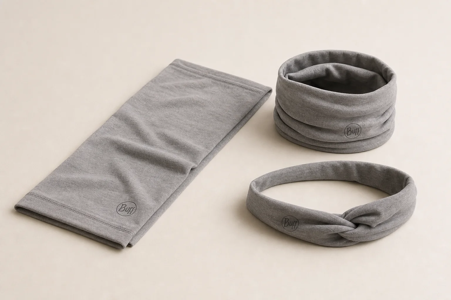 Winter-Laufzubehör auf Beton angeordnet, darunter Handschuhe, Mütze, Stirnlampe und reflektierender Rucksack