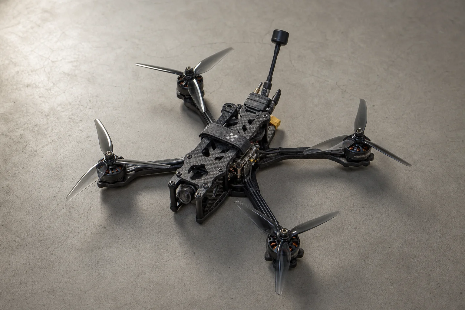 Vollständig montierte 7-Zoll-FPV-Drohne mit allen Komponenten auf einer Betonoberfläche