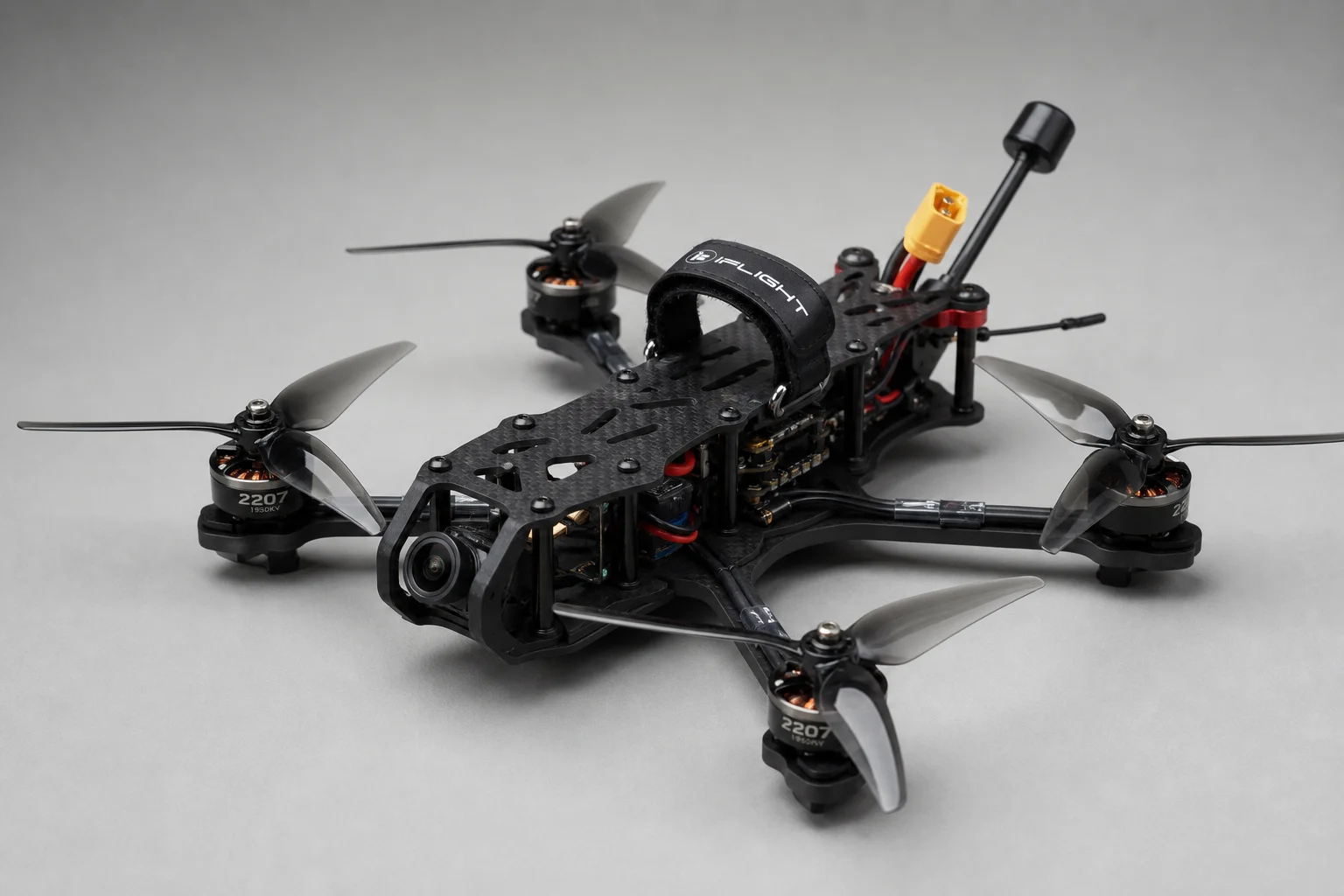 카본 파이버 프레임과 전자 부품이 장착된 조립 완료된 FPV 레이싱 드론