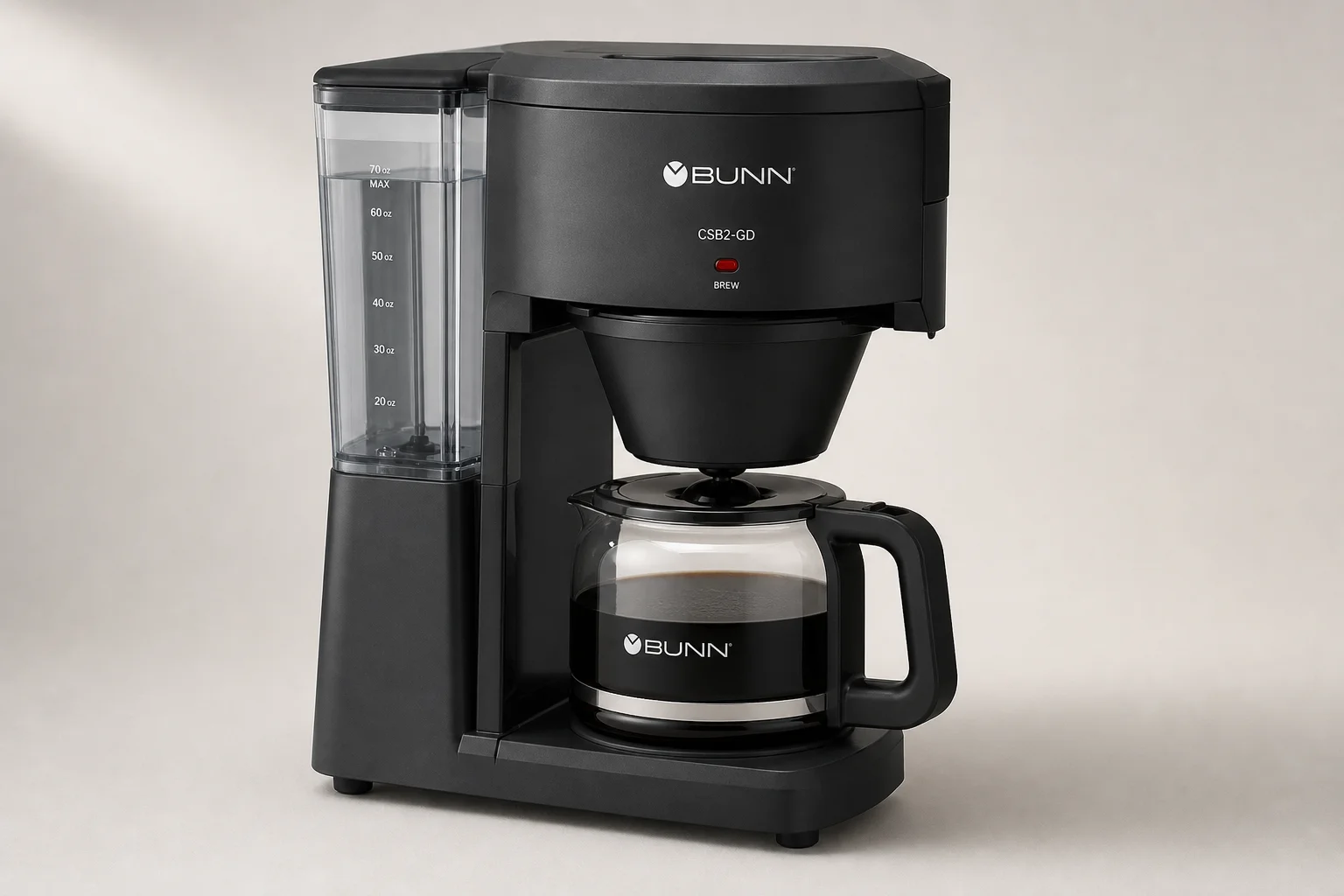 Cinque macchine da caffè Bunn Speed Brew in varie finiture disposte su uno sfondo grigio