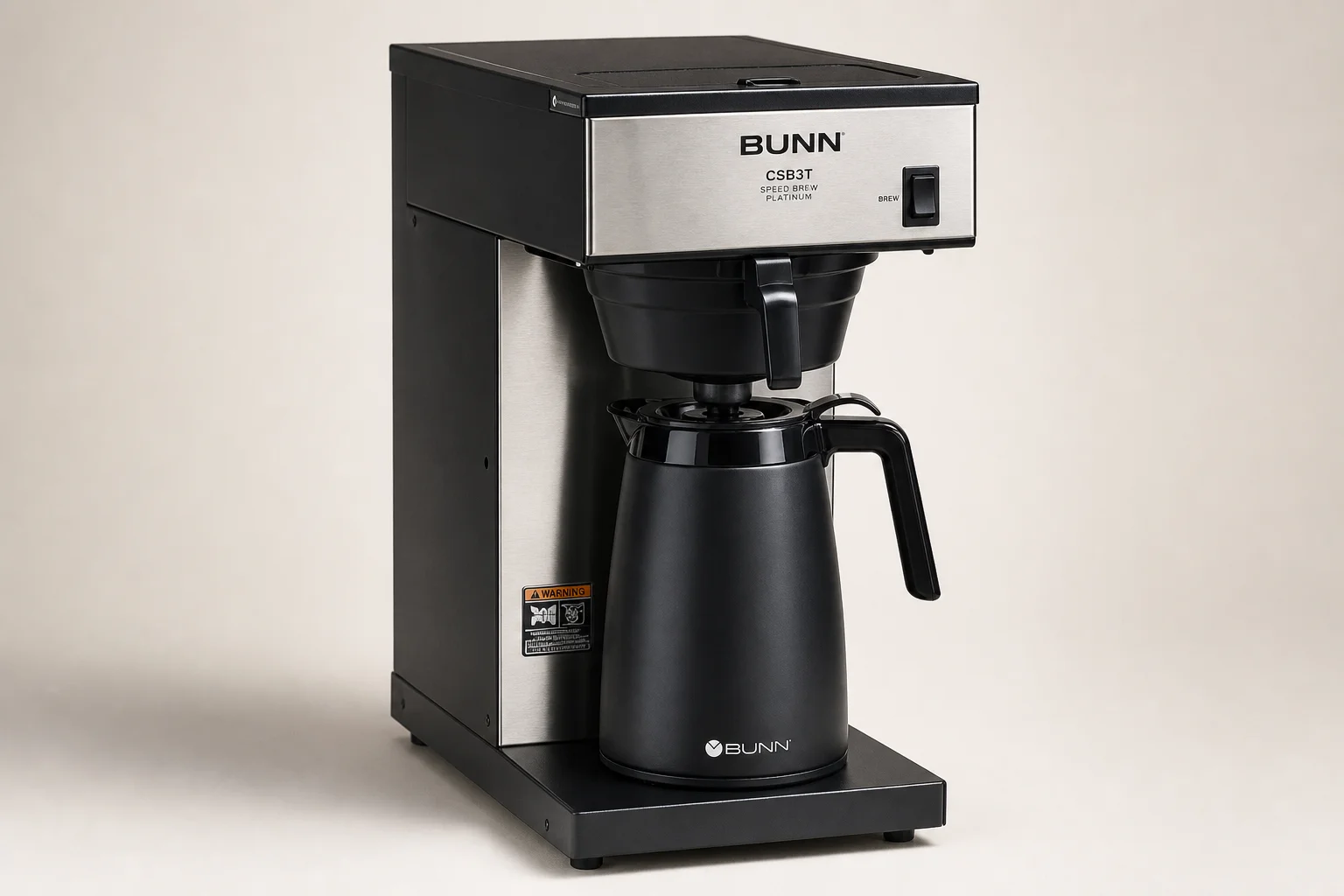 Cinque macchine da caffè Bunn Speed Brew con diverse finiture disposte su uno sfondo grigio