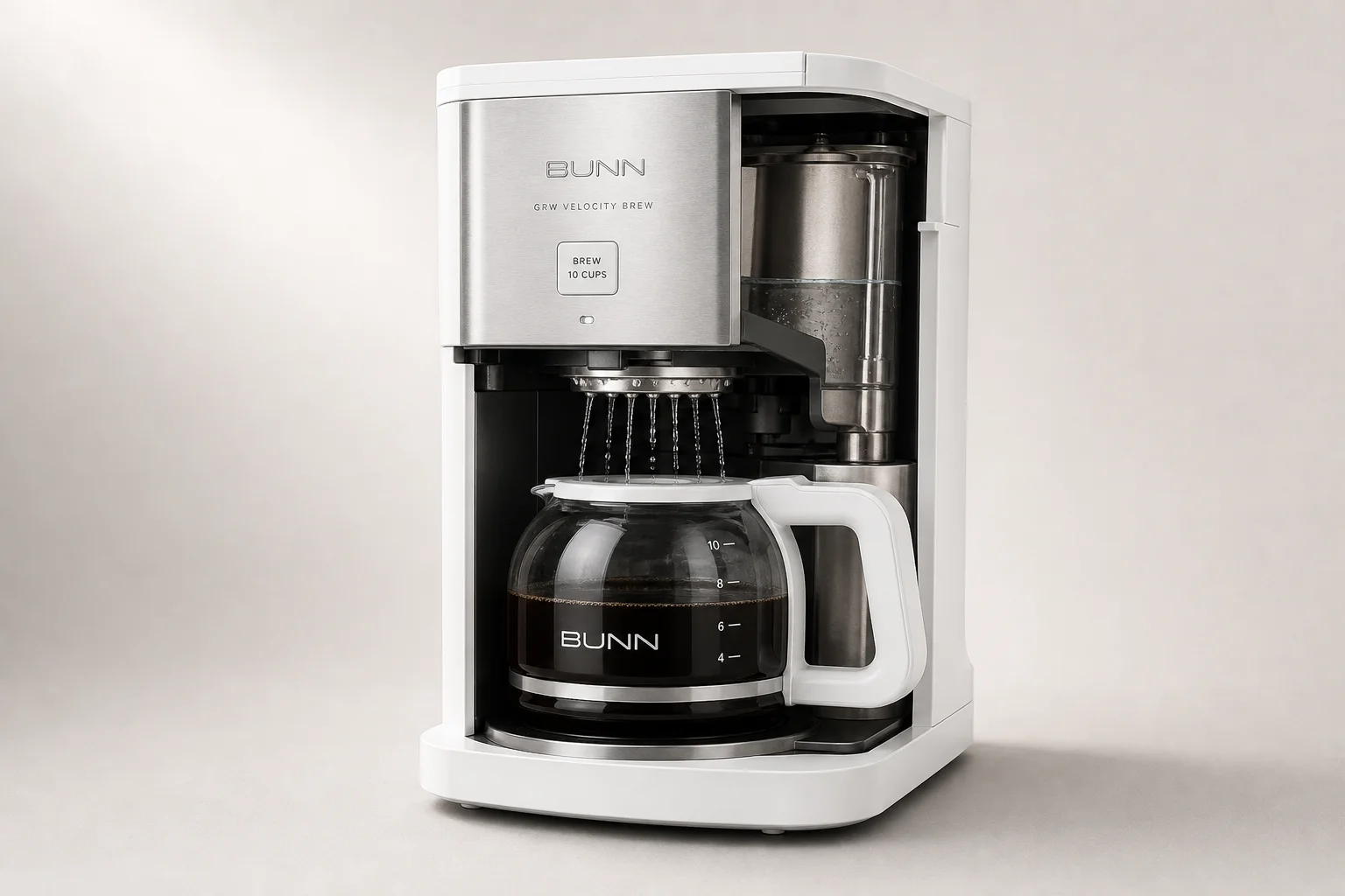 Cinque macchine da caffè Bunn Speed Brew con diverse finiture disposte su uno sfondo grigio