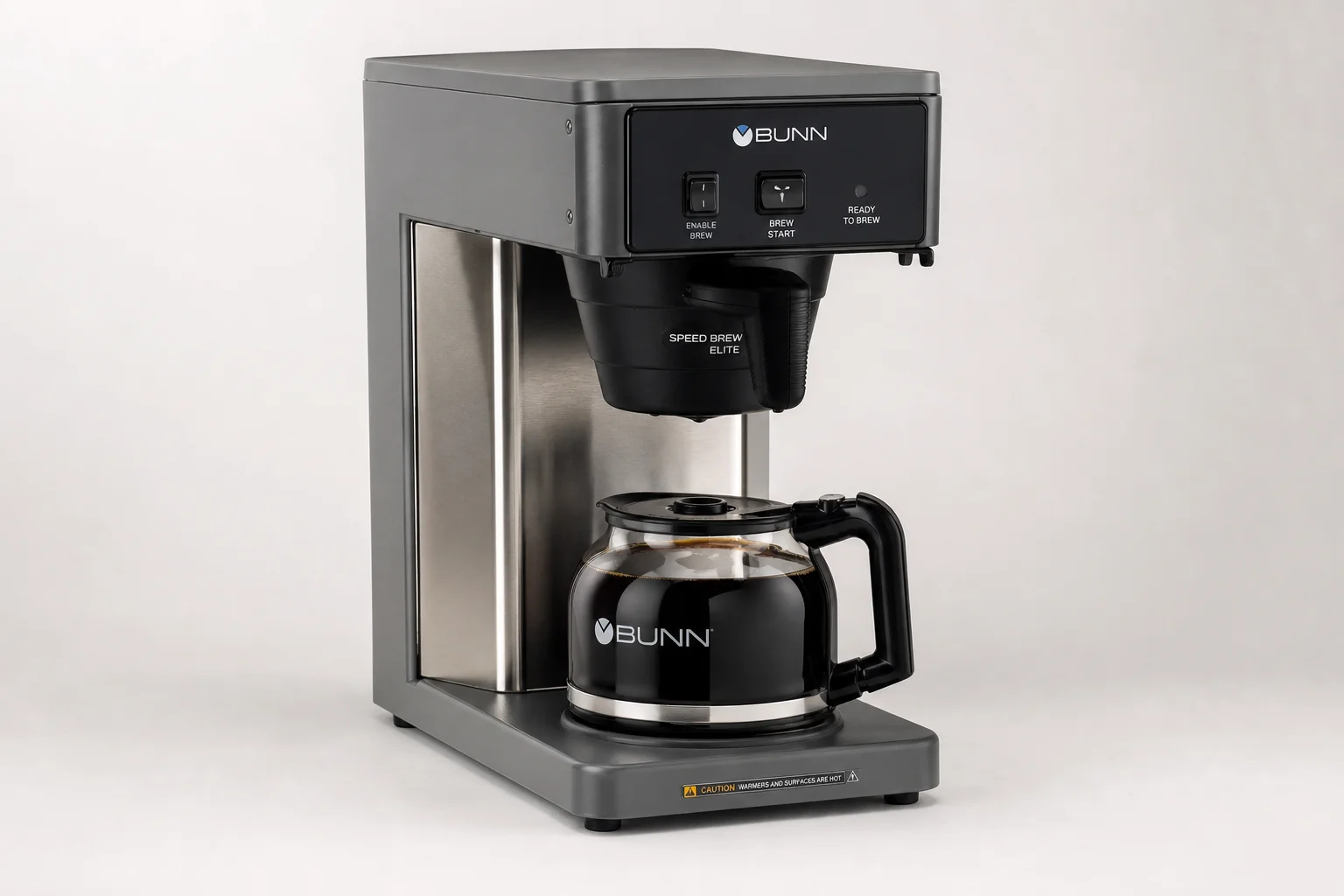 Cinque macchine da caffè Bunn Speed Brew in diverse finiture disposte su uno sfondo grigio