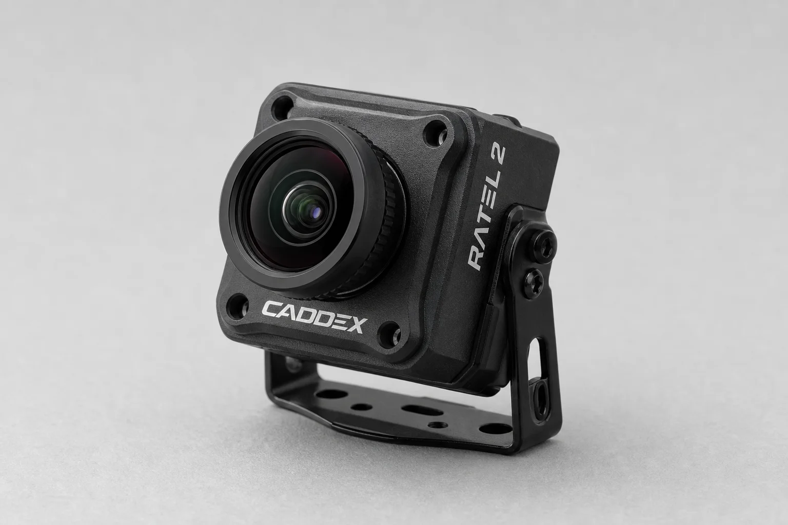 Drone FPV de 7 polegadas totalmente montado com todos os componentes instalados sobre uma superfície de concreto