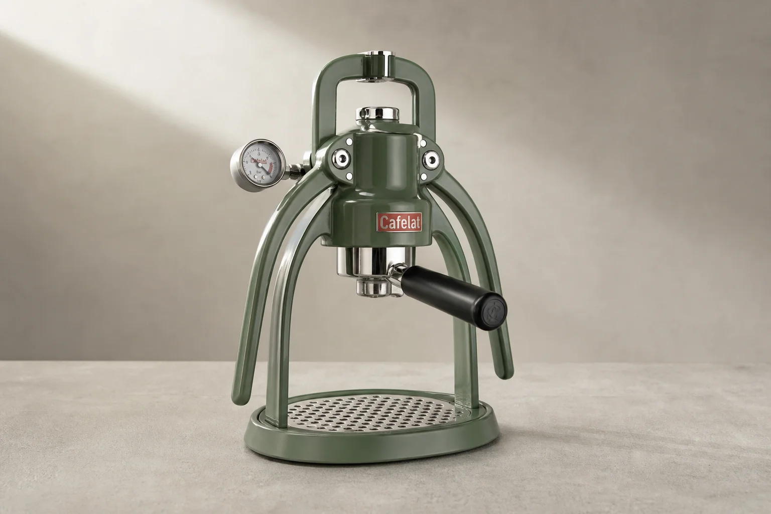 Cafetera espresso manual Cafelat Robot Barista Model en color verde sobre una superficie de hormigón