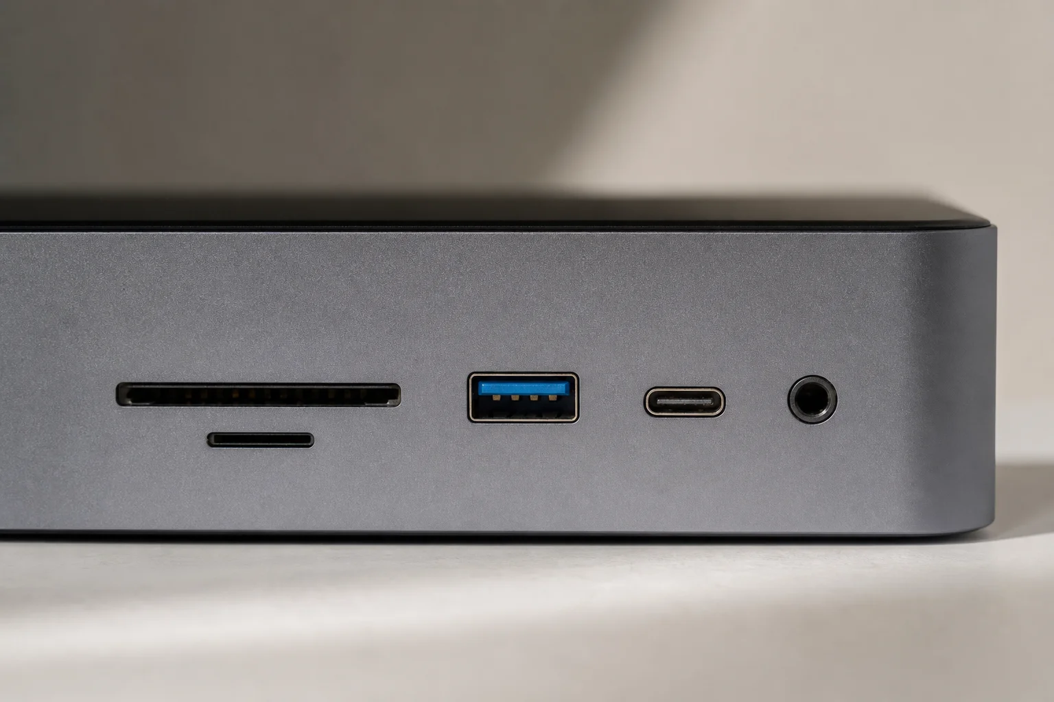 Nahaufnahme mehrerer USB- und Thunderbolt-Anschlüsse an einer Dockingstation