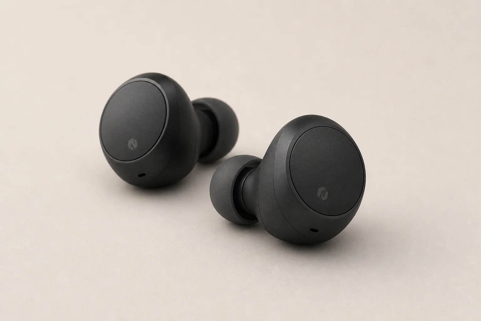 Nine modelos de auriculares dispuestos sobre una superficie de hormigón que representan opciones desde económicas hasta premium