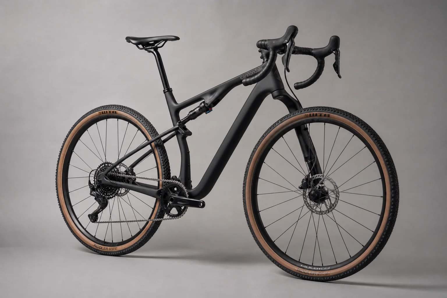 Cinq vélos de gravel disposés en quinconce montrant différents styles de cadres et géométries