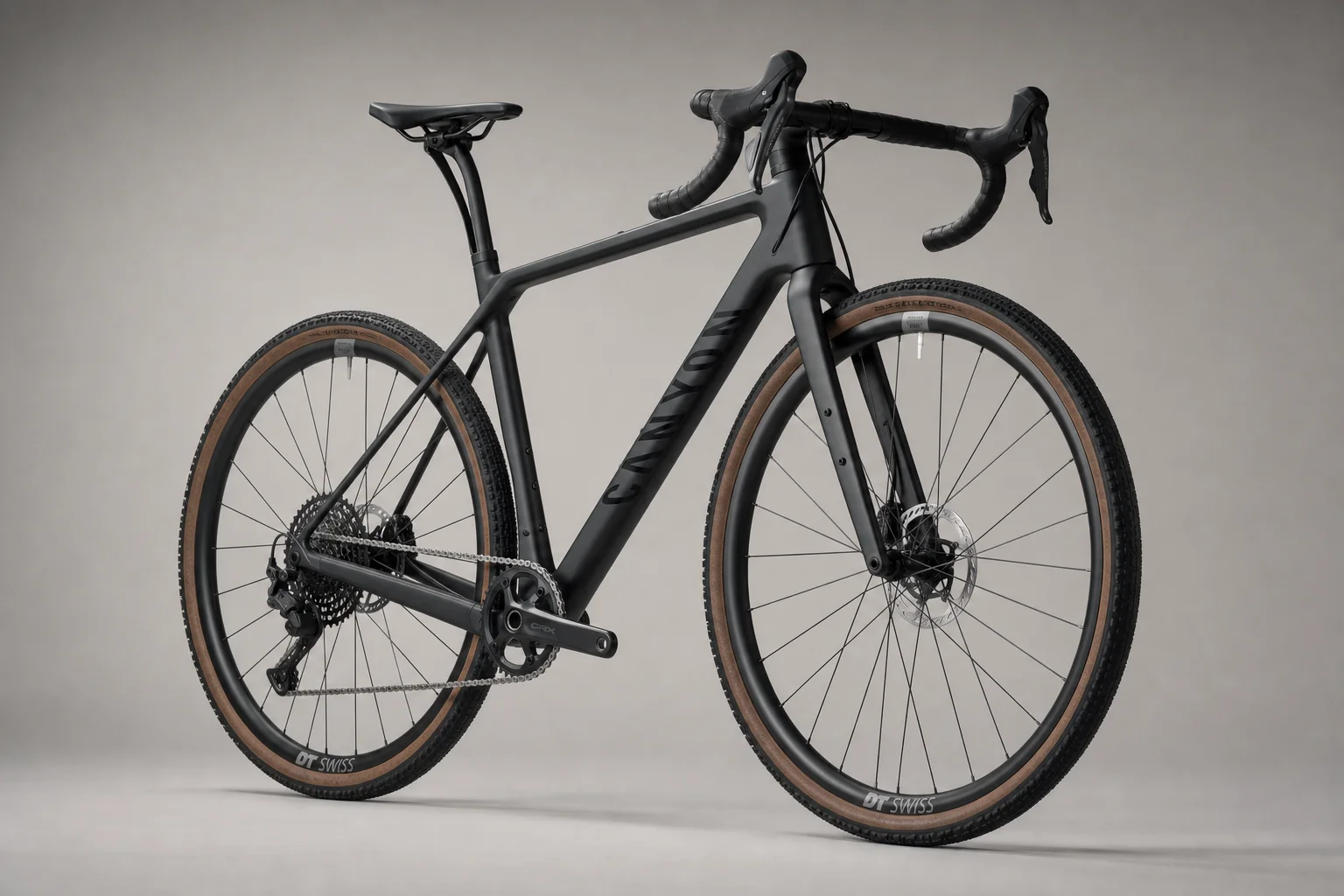 Cinq vélos de gravel disposés en quinconce, illustrant différents styles de cadres et géométries