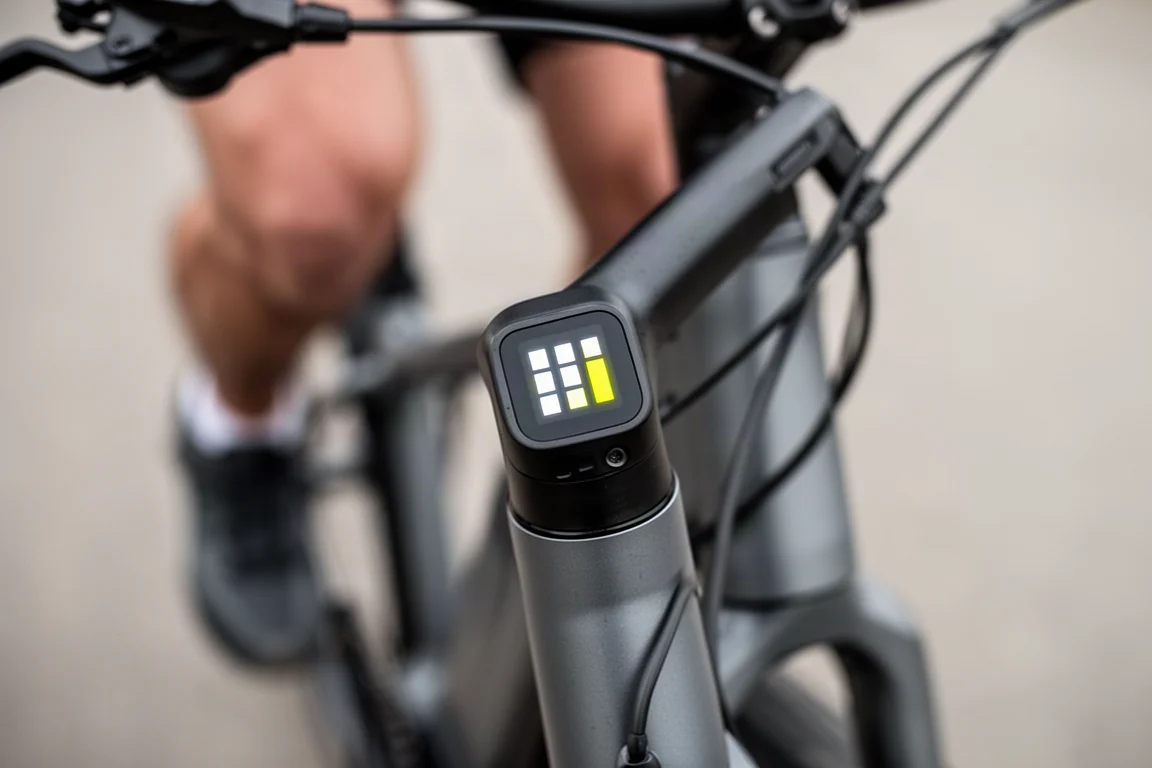 Primer plano de la unidad de control del tubo superior en el cuadro de una bici gravel
