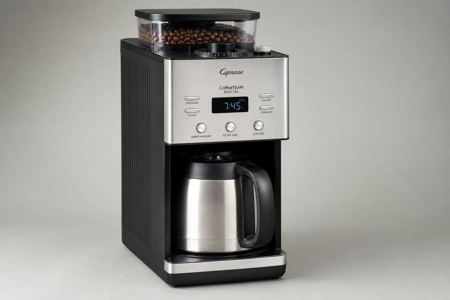 Cinque macchine da caffè disposte in fila su una superficie in cemento