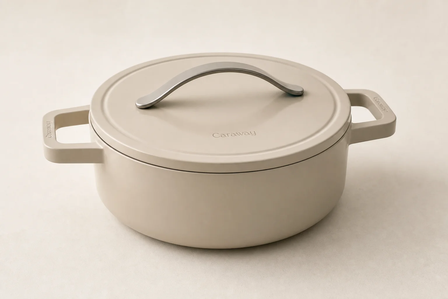 Sex Dutch ovens i olika storlekar uppställda på en betongyta