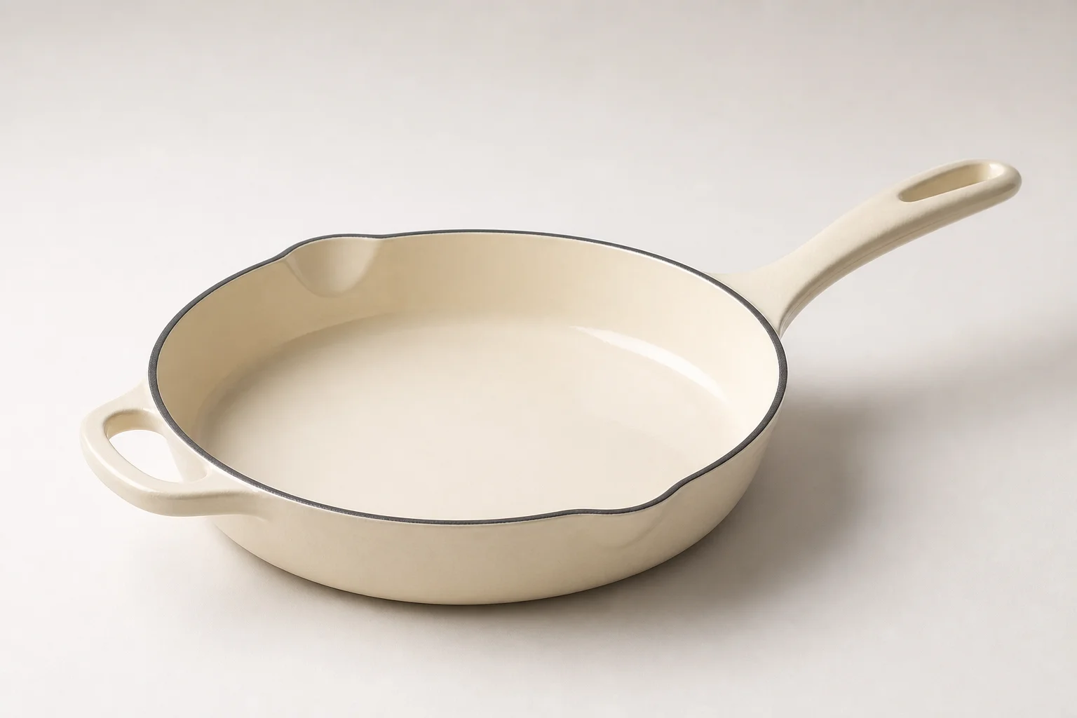 Cinq poêles en fonte disposées sur une surface en bois, illustrant une variété de styles et de finitions.