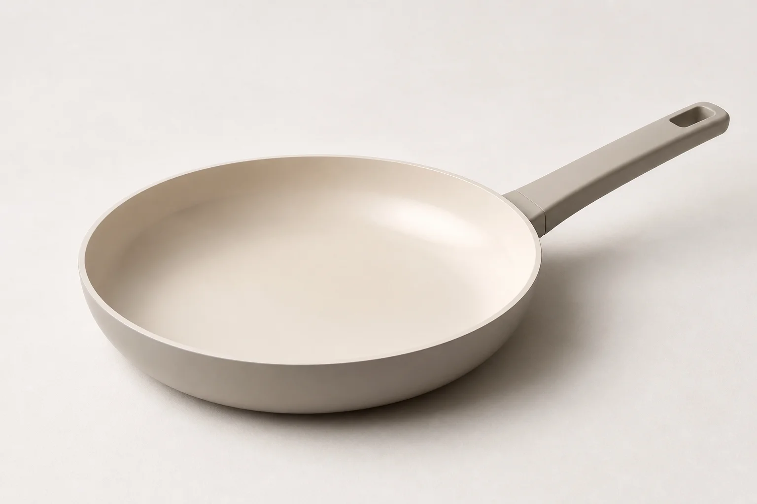 Essenzielle Kochgeschirr-Kollektion mit Bratpfanne, Schwenkpfanne, gusseiserner Pfanne, Antihaft-Pfanne, Backblech und Schmortopf