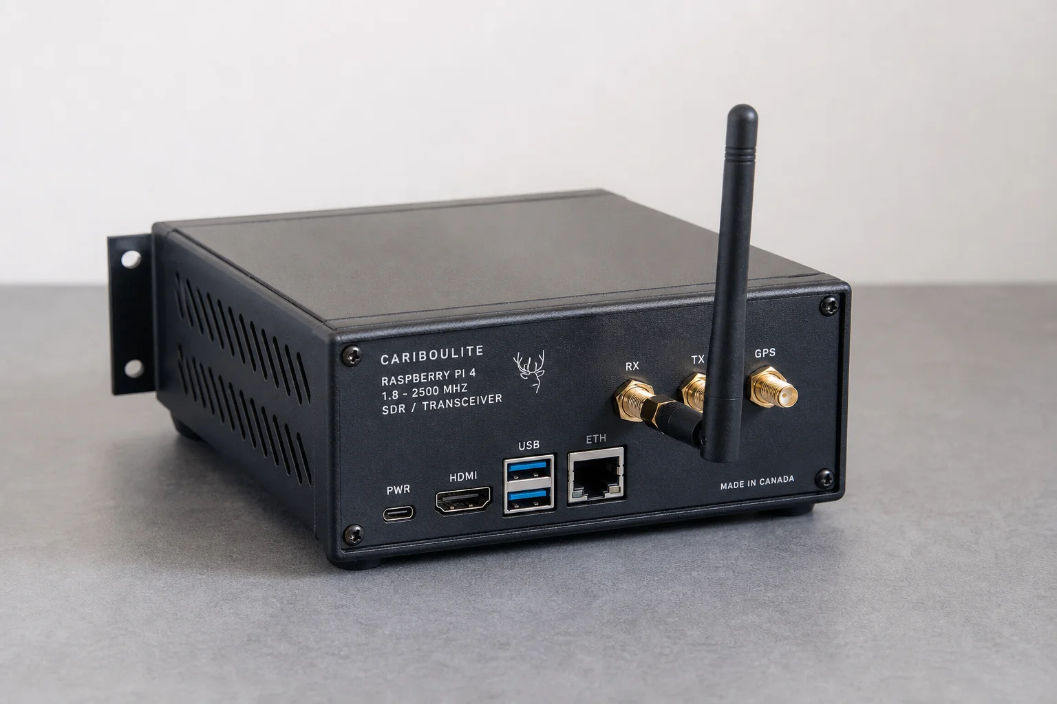 Raspberry Pi 4 con hat radio CaribouLite in un mini rack compatto
