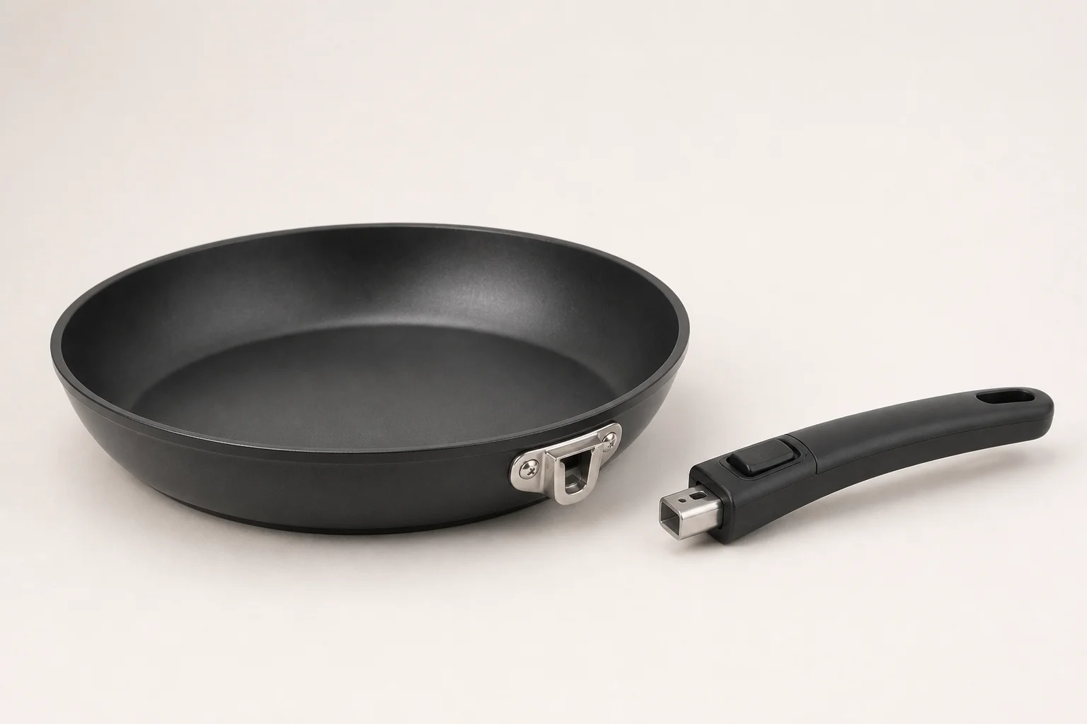 Samling av prisvärda kokkärl inklusive rostfritt stål, gjutjärn, non-stick och emaljerade pannor