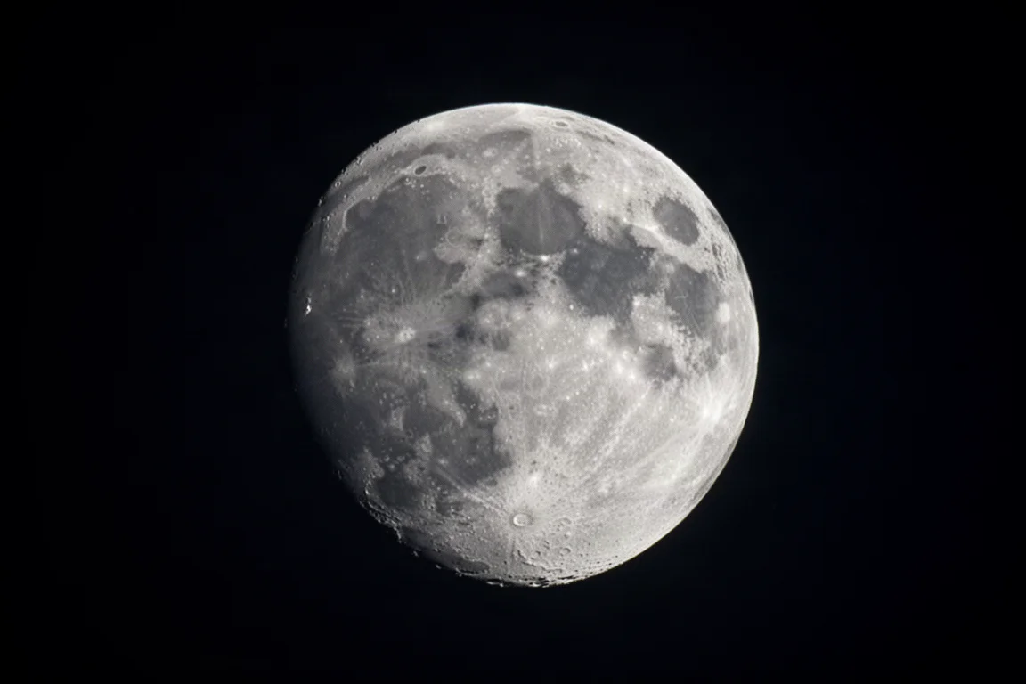 Der Mond mit gestochen scharfen Kraterdetails vor dunklem Himmel
