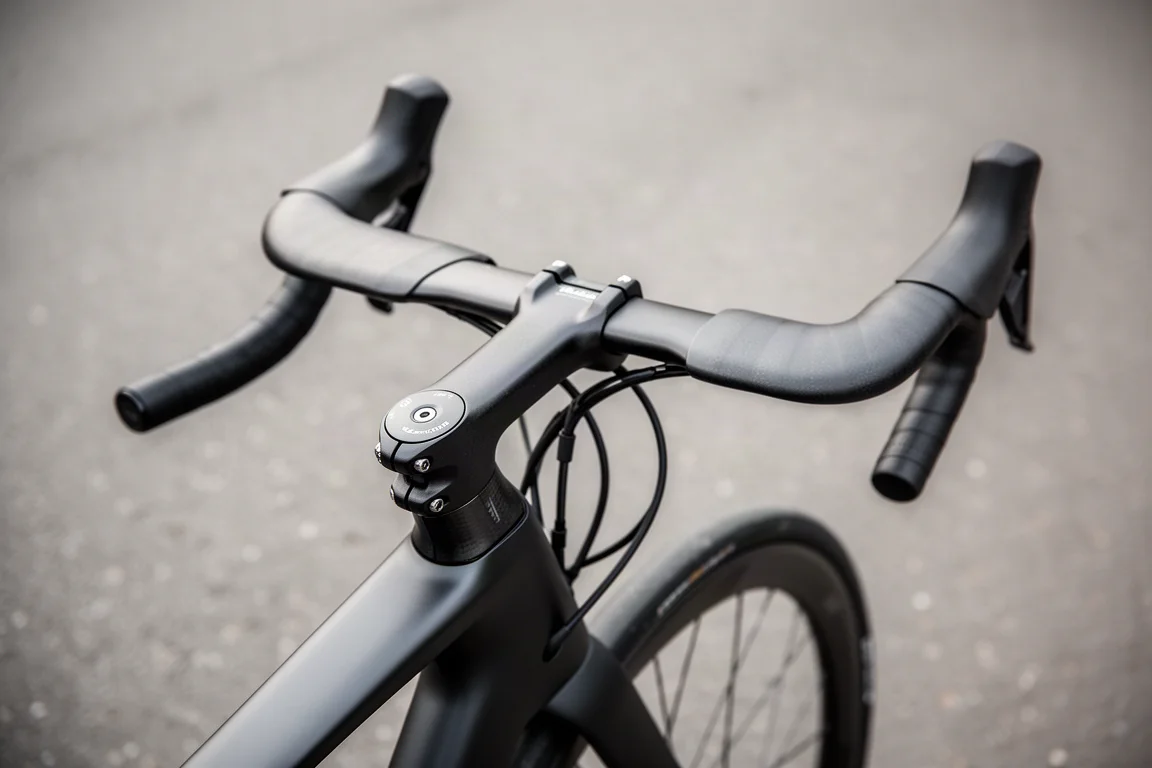 Primo piano di un cockpit integrato da bici da strada aero con cavi nascosti