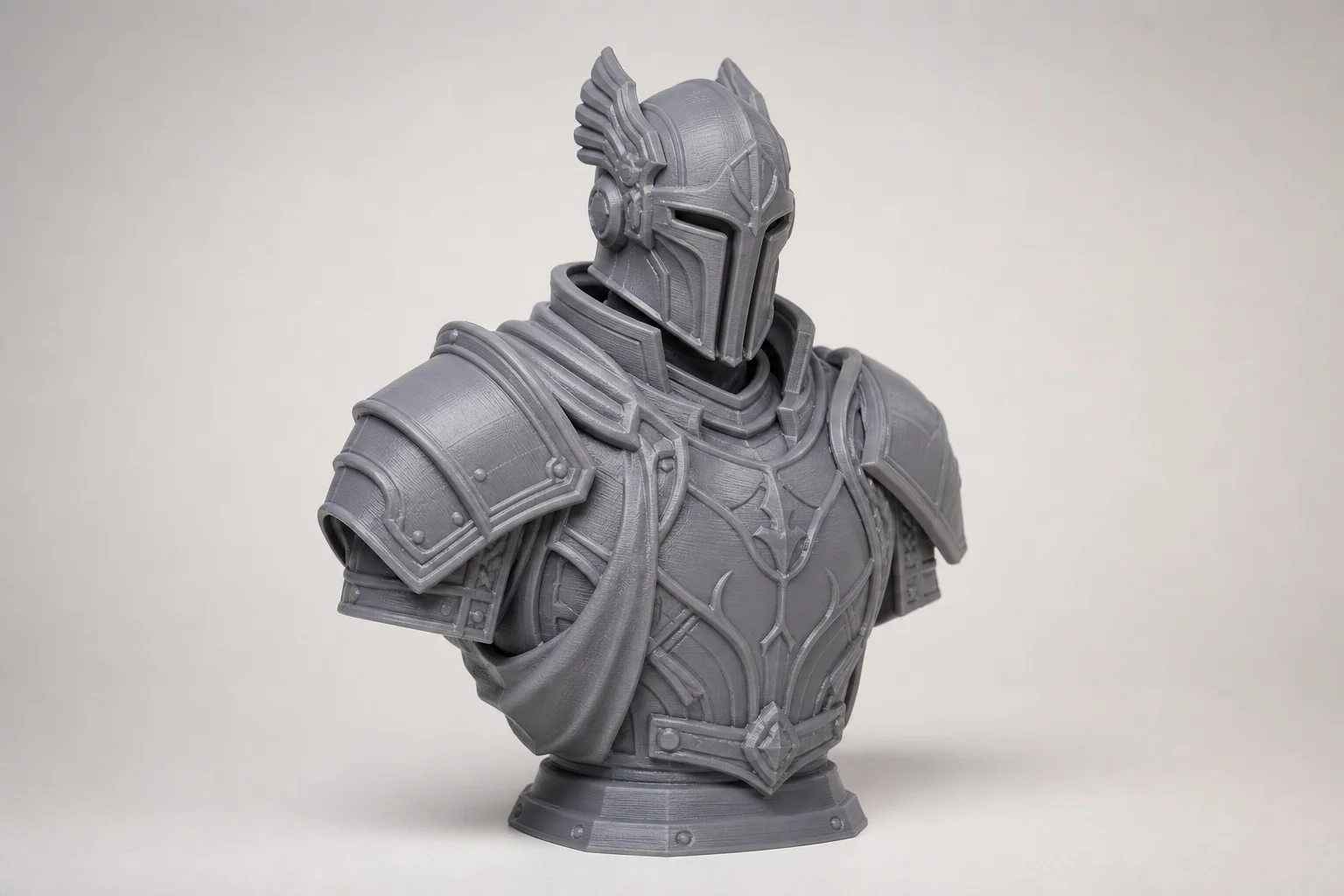 Kleiner 3D-gedruckter Darth-Vader-Kopf zur Veranschaulichung von Druckqualität und Details