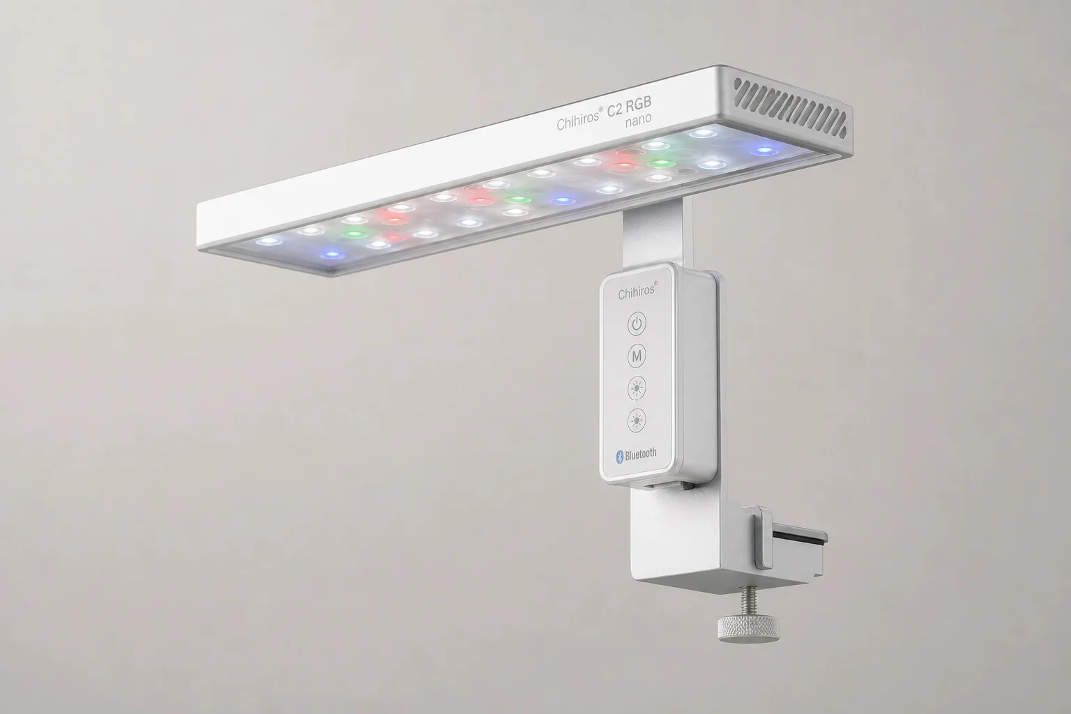 Samling av Chihiros LED-akvarielampor i stigande storlekar på en betongyta