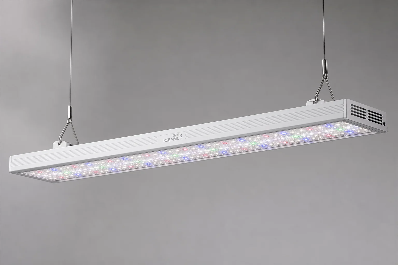 Samling av Chihiros LED-akvariebelysning i stigande storlekar på en betongyta