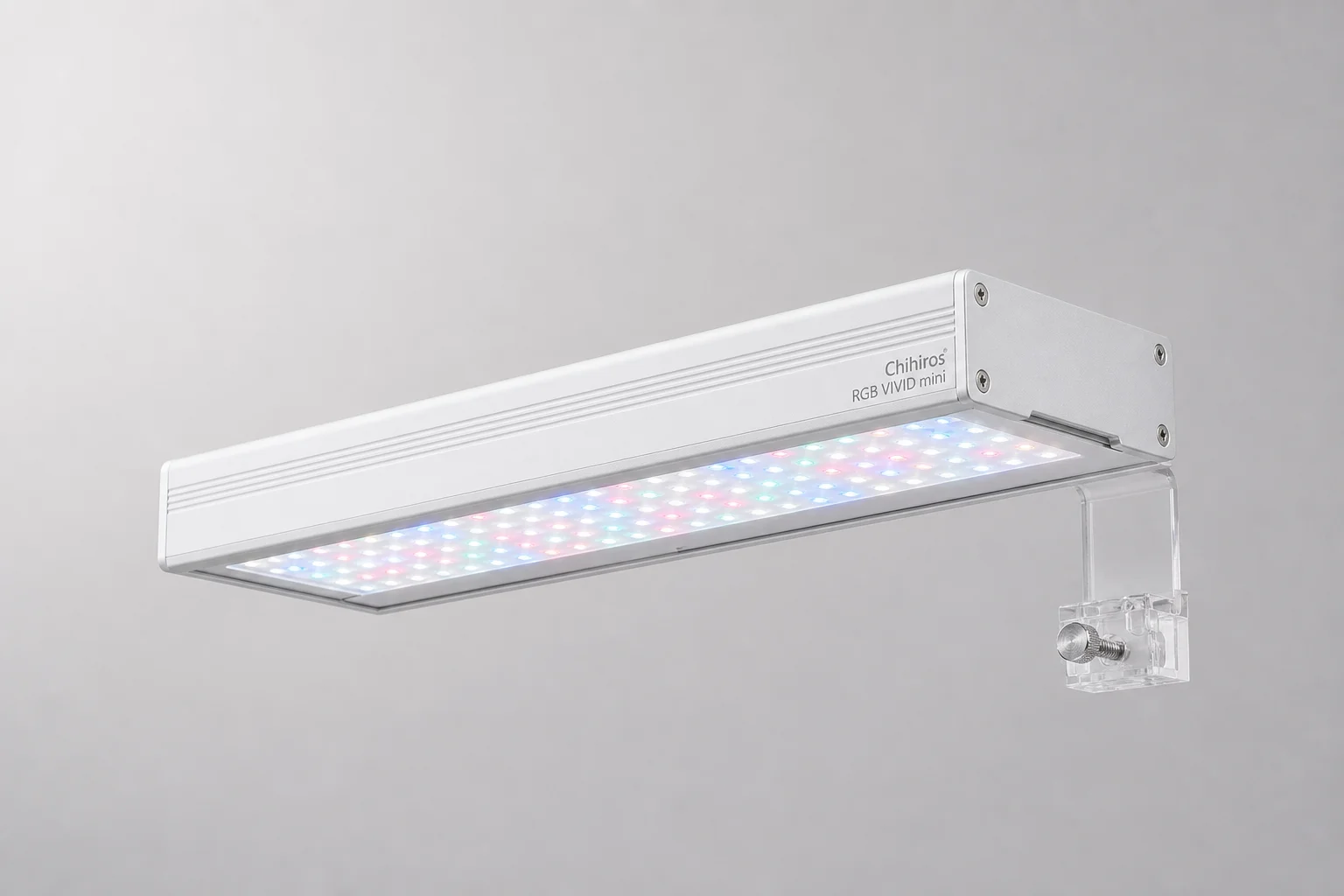 Samling av Chihiros LED-akvarielampor i stigande storlekar på en betongyta