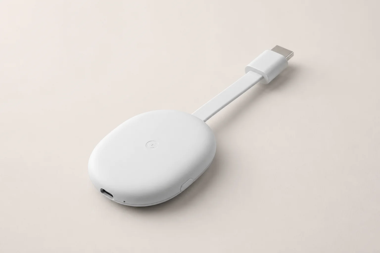 Nine dispositivi di streaming disposti su una superficie in cemento, tra cui Google Chromecast, Amazon Fire TV e altri marchi