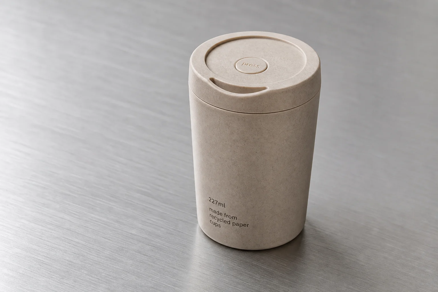 Acht wiederverwendbare Kaffeebecher auf einer Betonoberfläche, die verschiedene Materialien und Designs zeigen