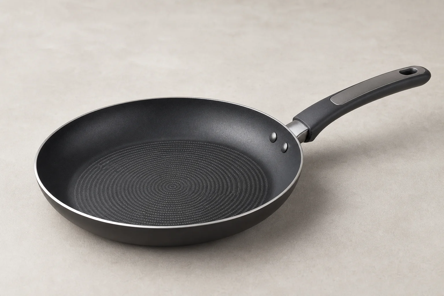 Samling av prisvärda kokkärl inklusive rostfritt stål, gjutjärn, non-stick och emaljerade pannor