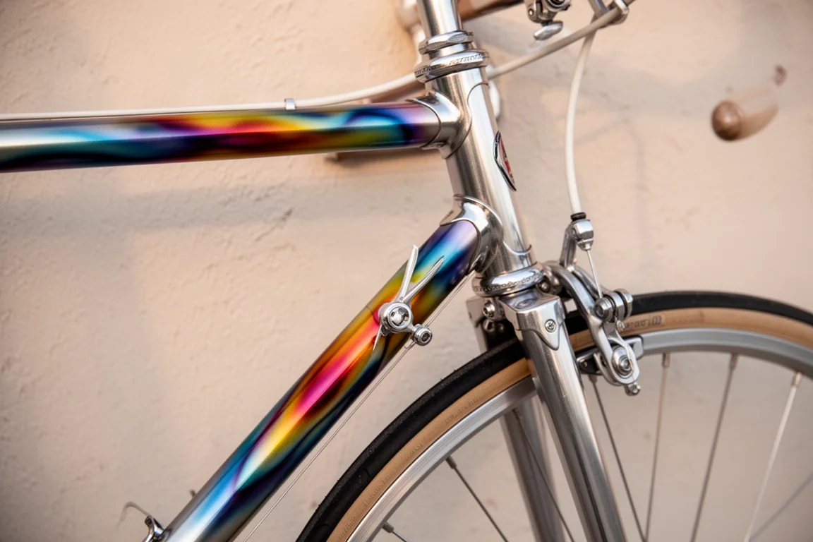 Vélo de route en acier classique à la peinture aérographiée appuyé contre un mur en plâtre
