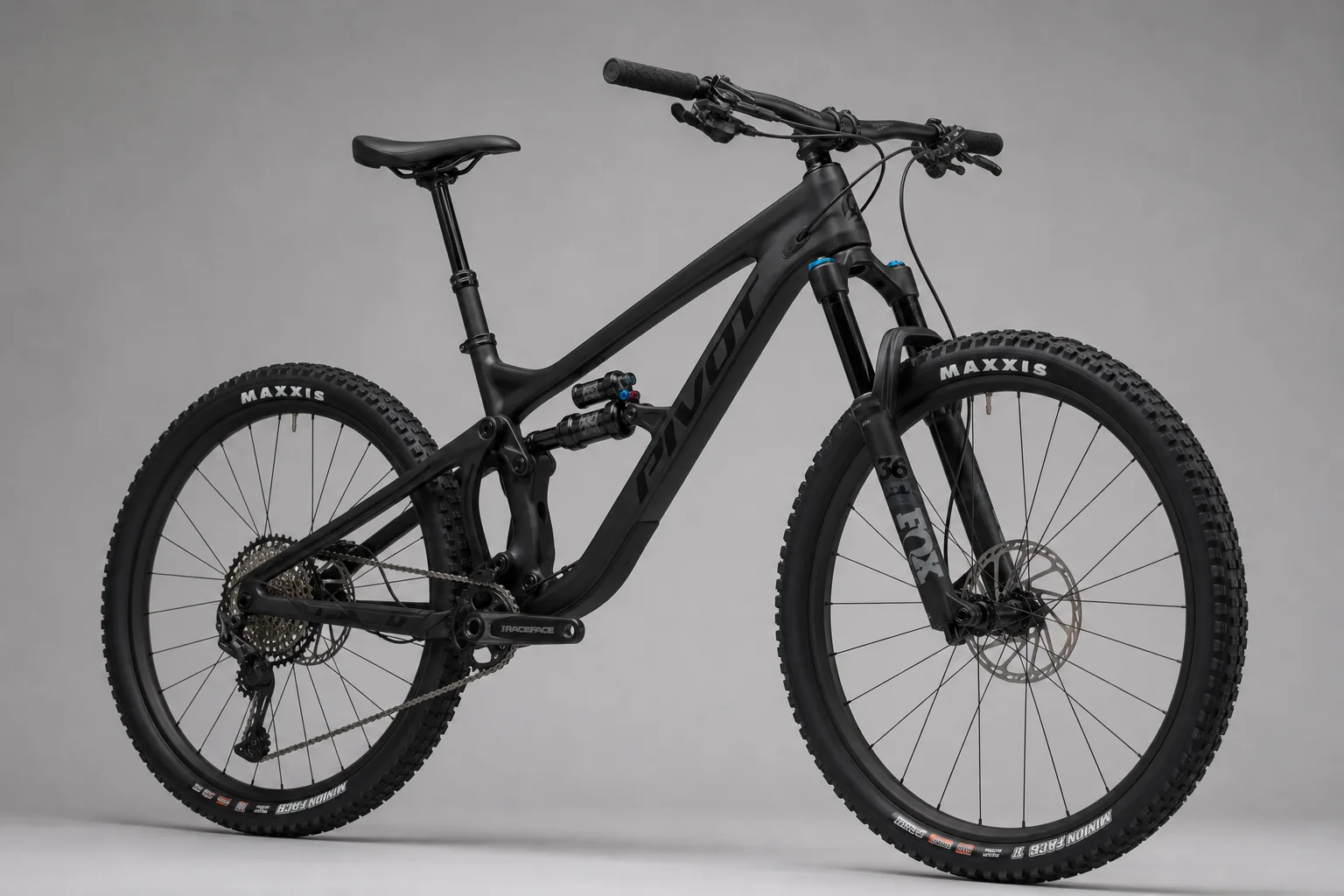 Quattro mountain bike da trail e hardtail disposte su uno sfondo neutro