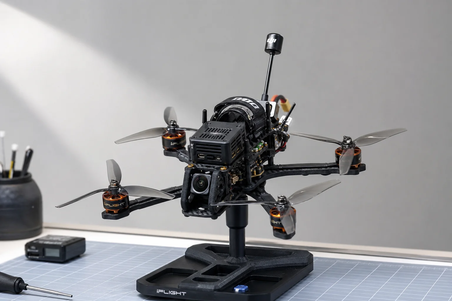 Vollständig montierter FPV Quadcopter auf einem Testständer mit installierten Propellern