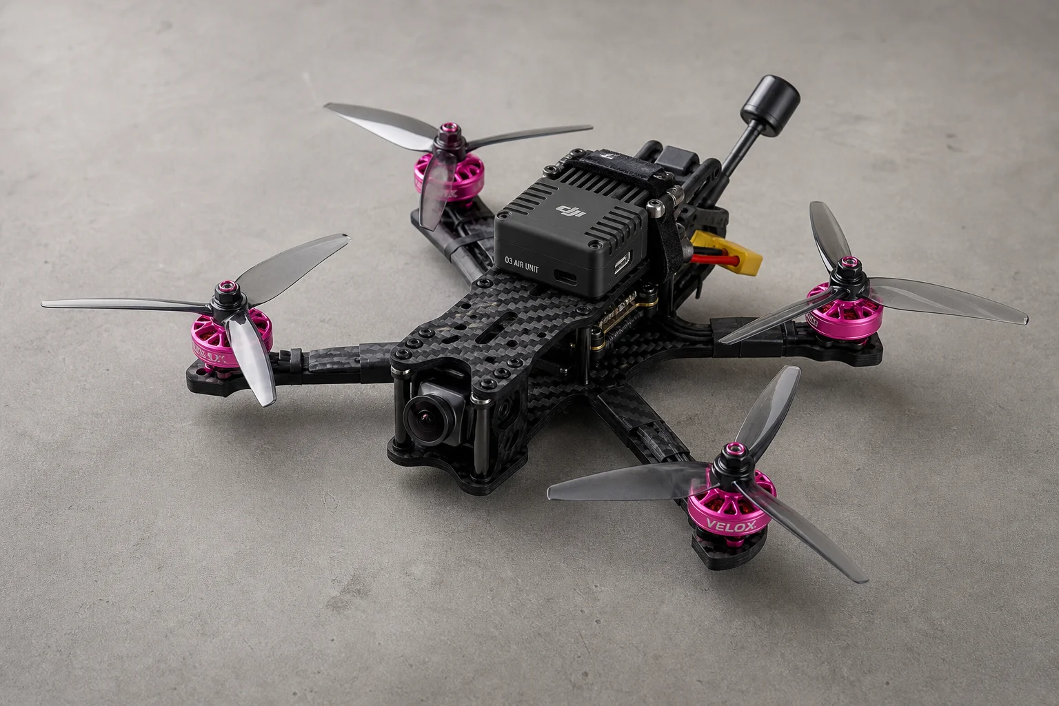 Cuadricóptero FPV freestyle de 5 pulgadas totalmente ensamblado con motores de color rosa neón y unidad de aire DJI O3