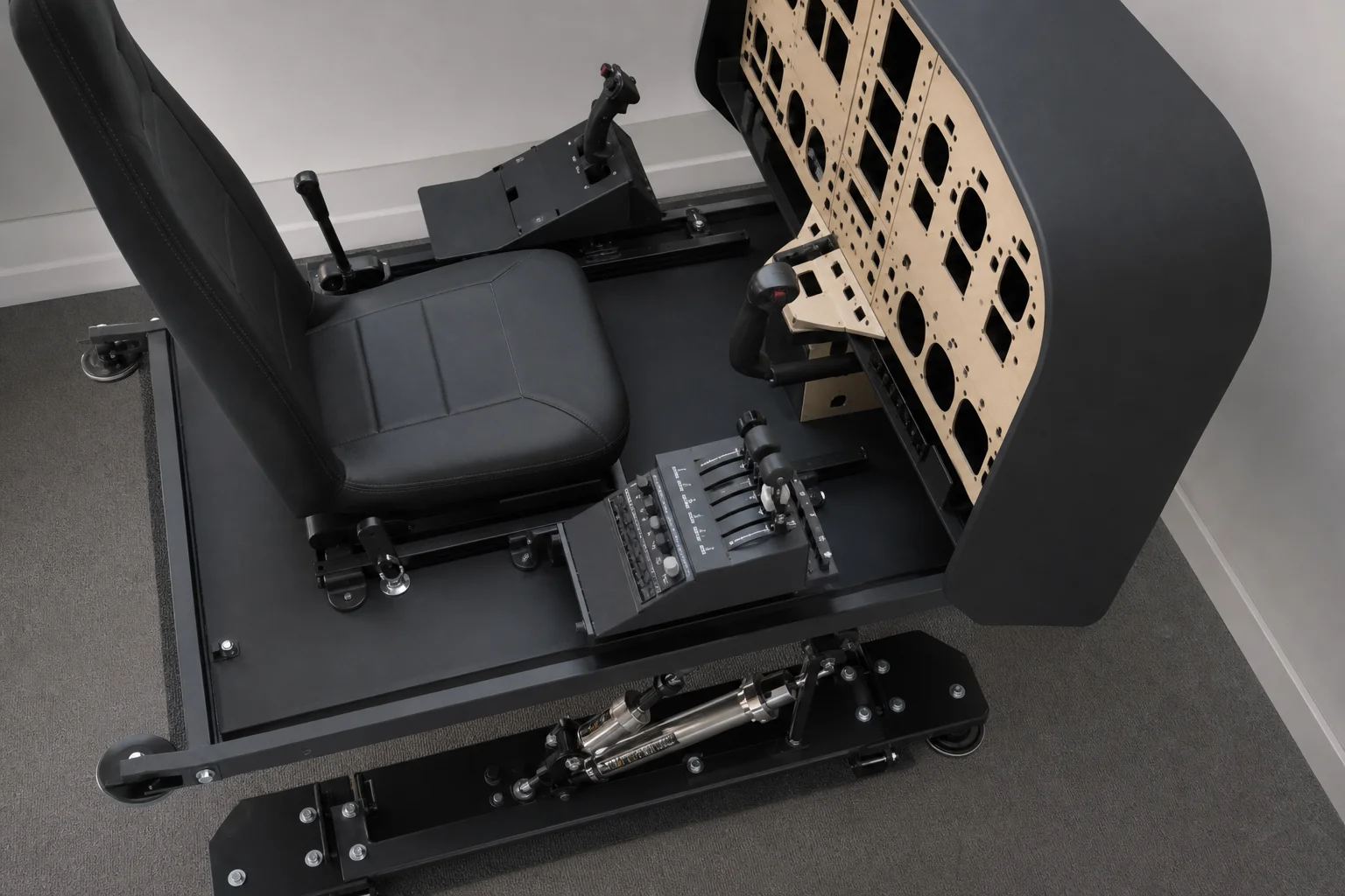Cabina de simulador de vuelo profesional con base de madera y controles montados