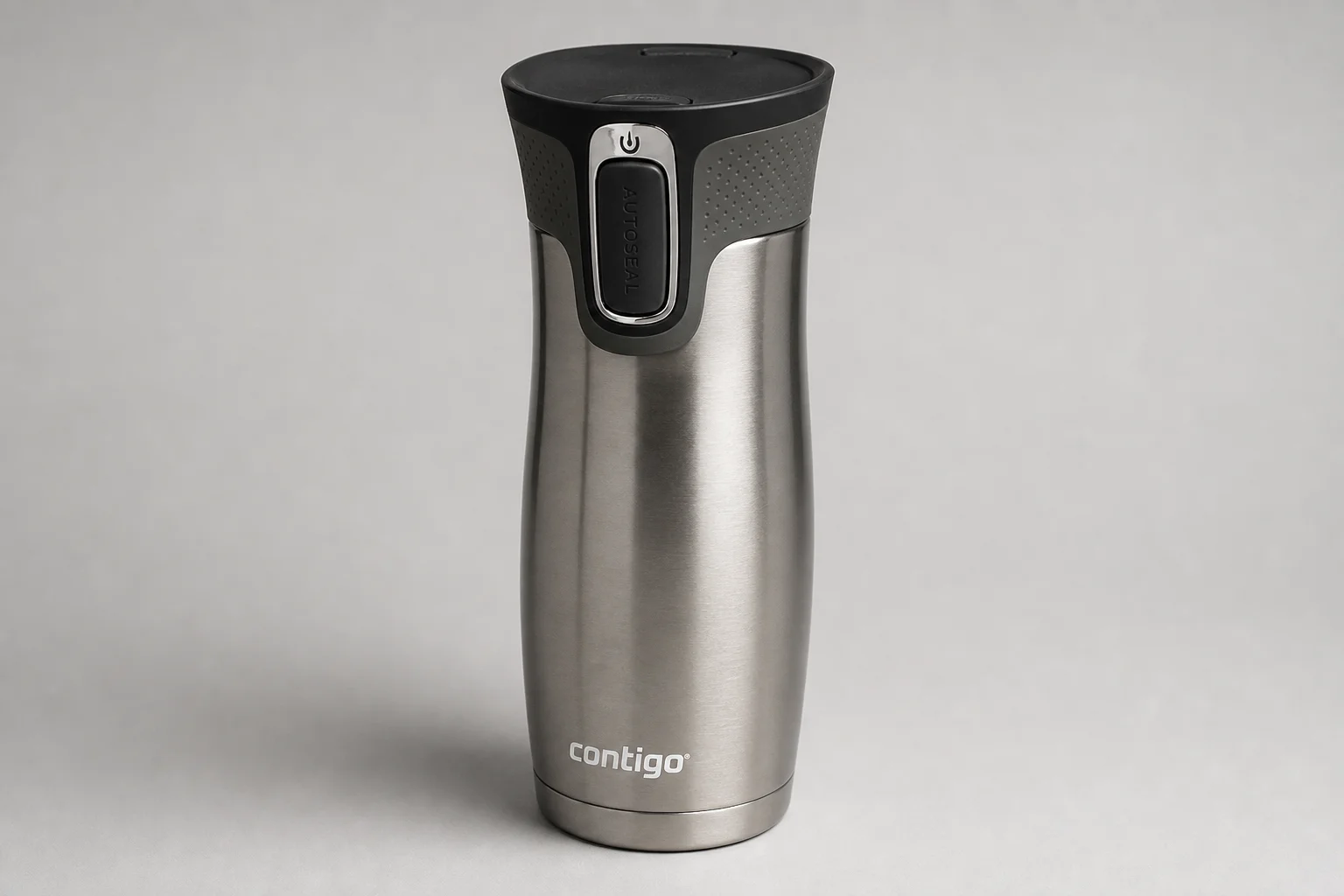 Cinq mugs de voyage disposés par ordre de classement sur une surface en béton