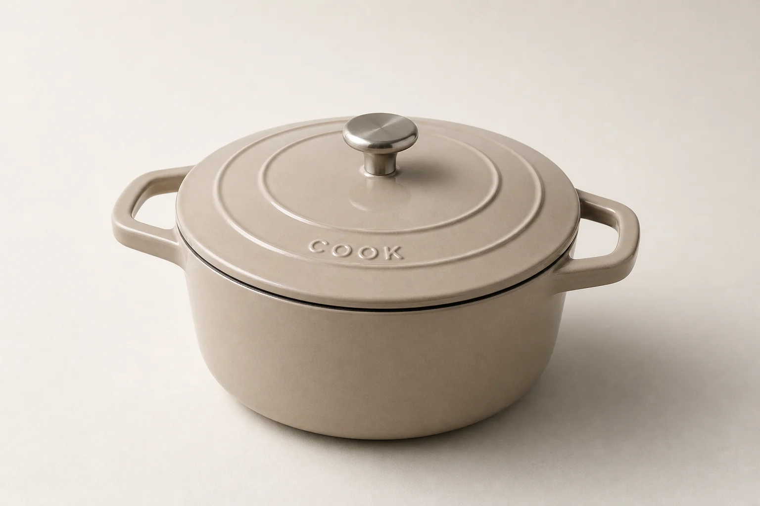 Sex stycken Dutch ovens i olika storlekar uppställda på en betongyta