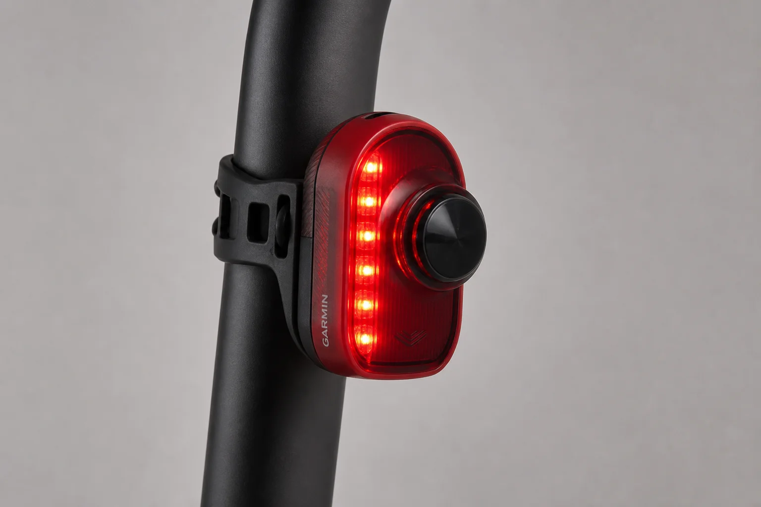 Luz trasera con radar Coospo TR70 montada en la tija del sillín sobre un fondo neutro