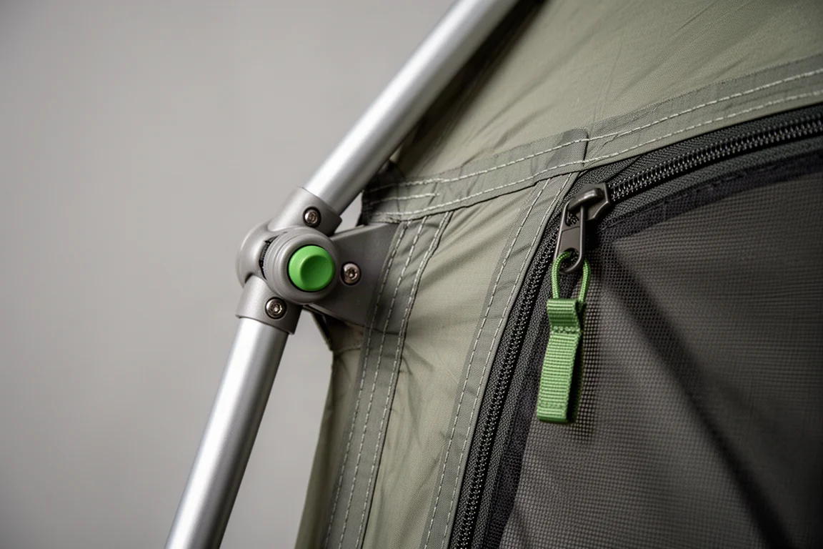 Close-up van tenthub, getapete naad en groene ritslip op mesh raam